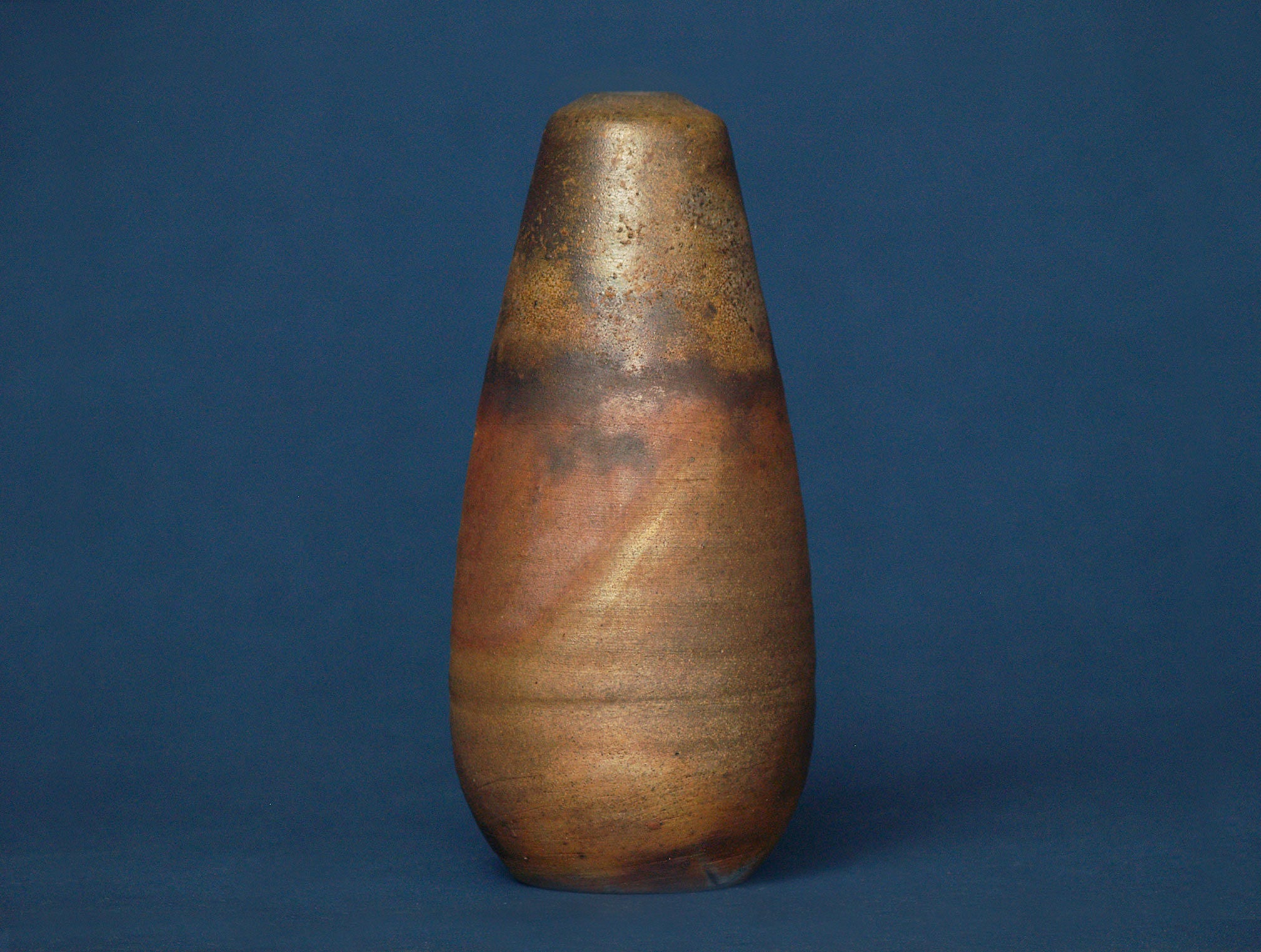 Vase ovoïde fuselé de Bizen, Japon (vers 1980)..Ovoid Bizen ware vase, Japan (ca. 1980)