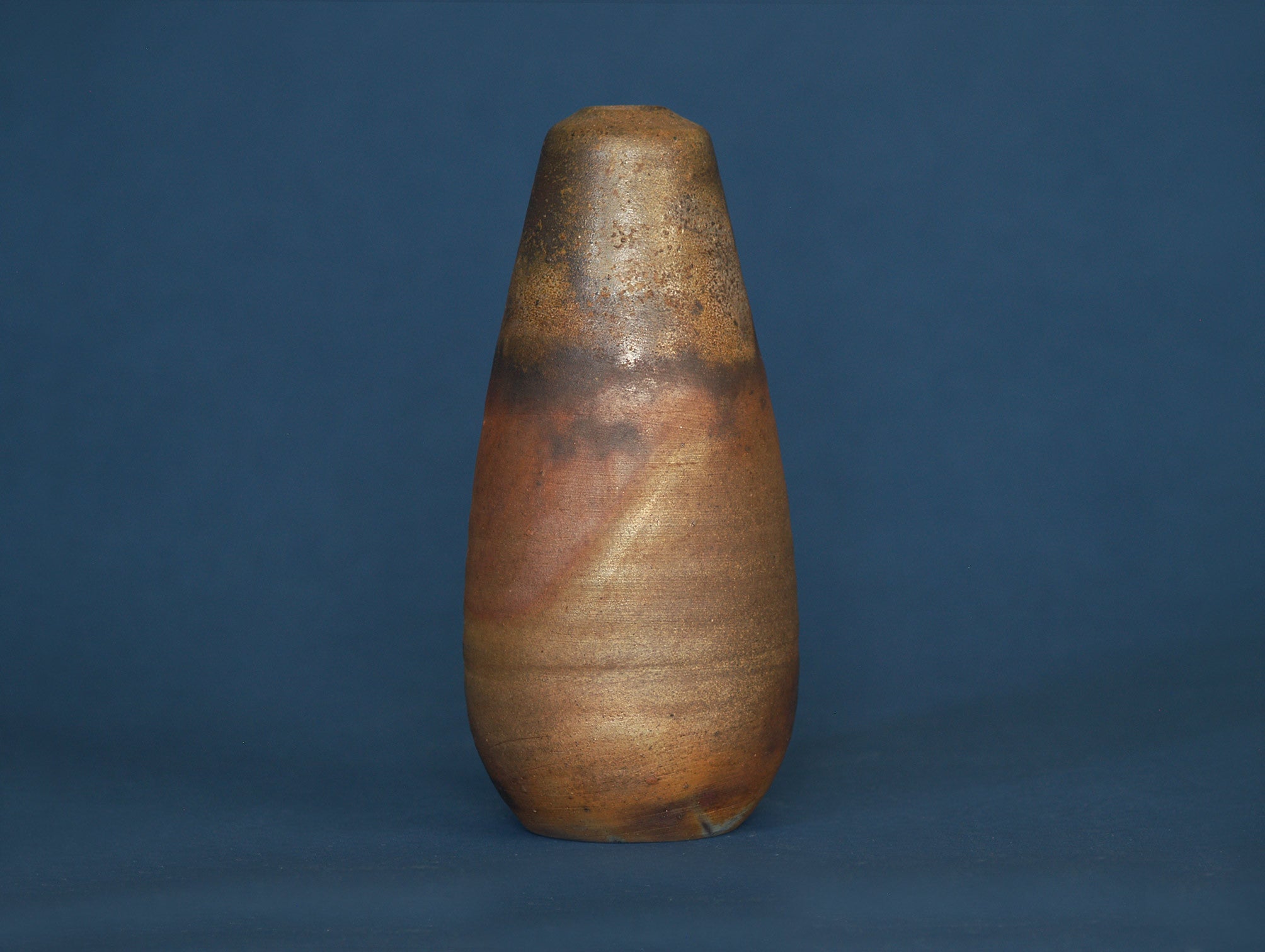 Vase ovoïde fuselé de Bizen, Japon (vers 1980)..Ovoid Bizen ware vase, Japan (ca. 1980)