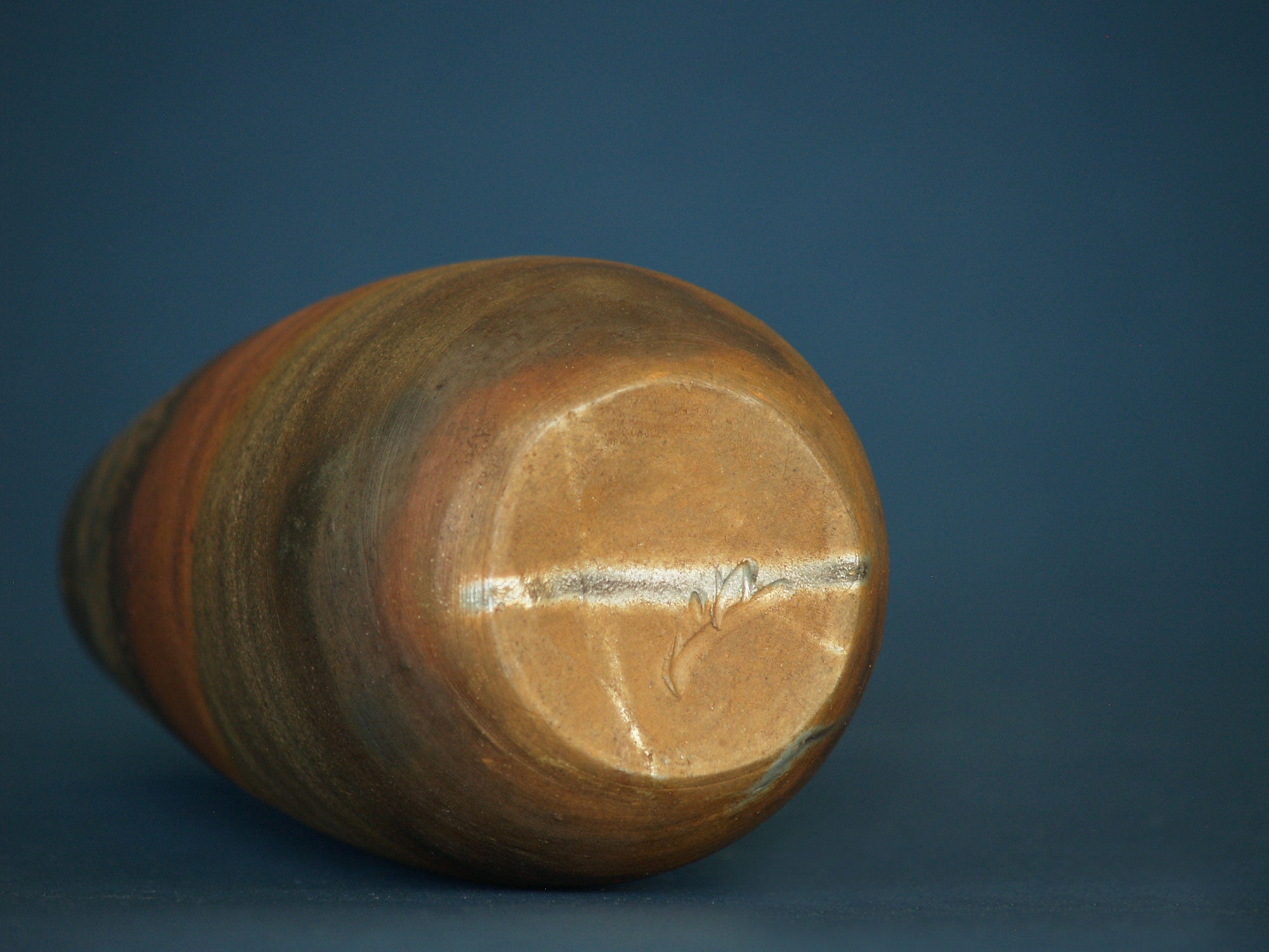 Vase ovoïde fuselé de Bizen, Japon (vers 1980)..Ovoid Bizen ware vase, Japan (ca. 1980)