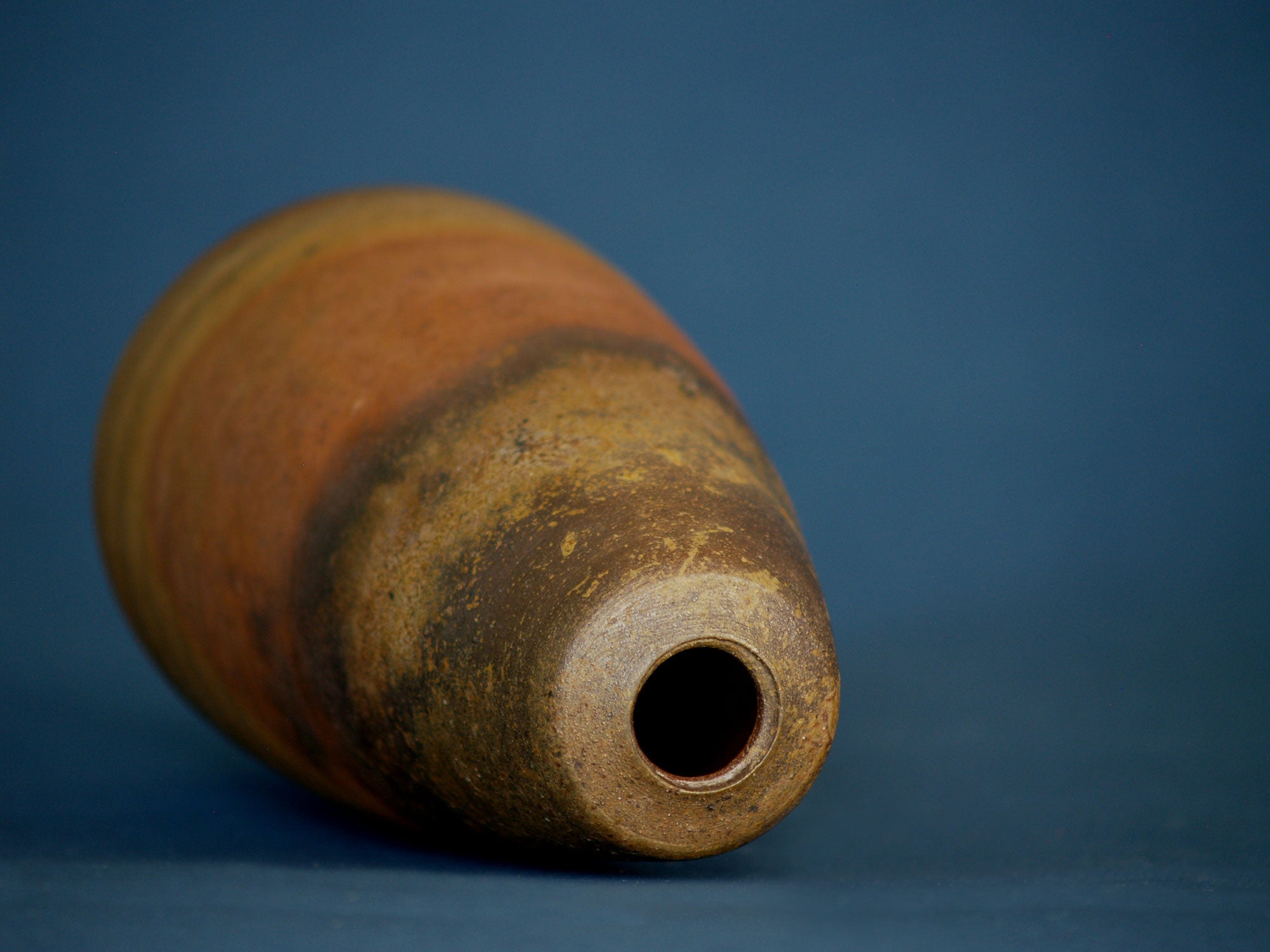 Vase ovoïde fuselé de Bizen, Japon (vers 1980)..Ovoid Bizen ware vase, Japan (ca. 1980)