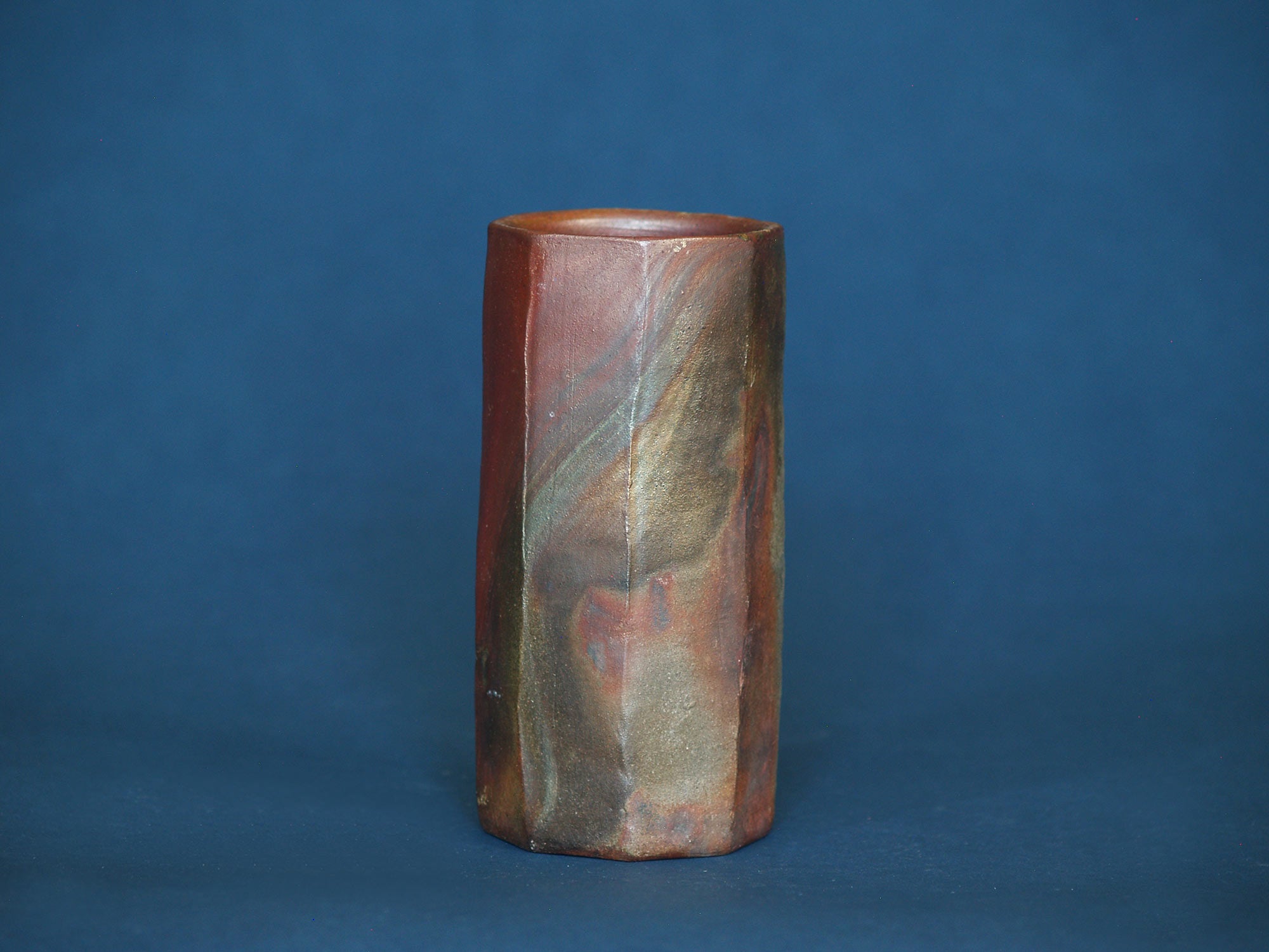 Vase Hanaire Mentori de Bizen, Japon (vers 1970)..Chamfered Mentori Bizen ware vase, Japan (ca. 1970)