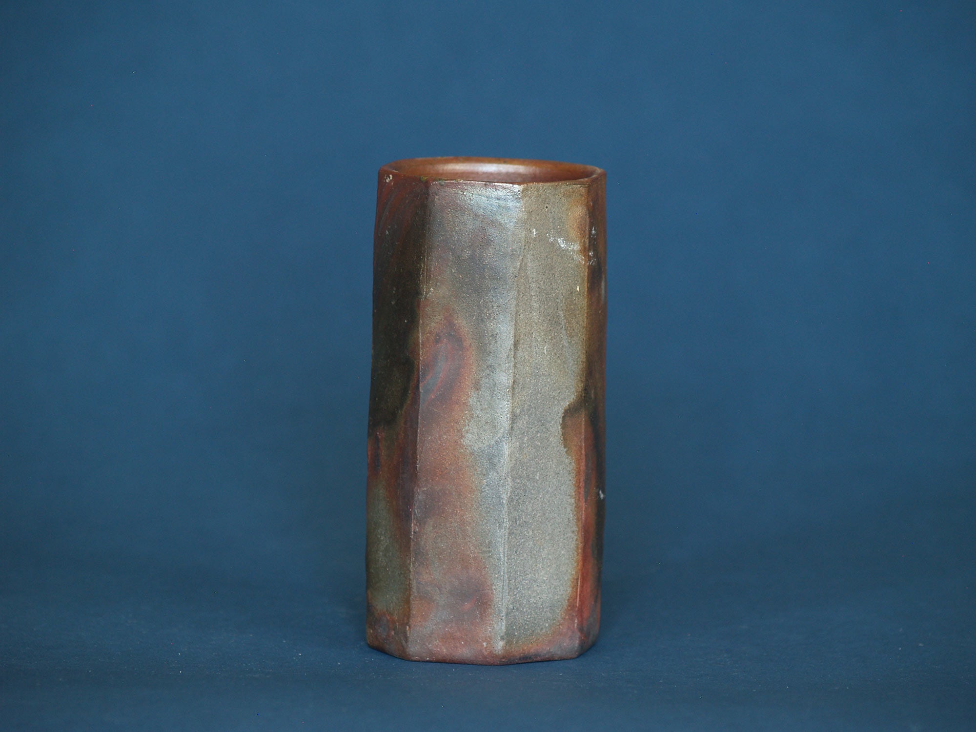 Vase Hanaire Mentori de Bizen, Japon (vers 1970)..Chamfered Mentori Bizen ware vase, Japan (ca. 1970)