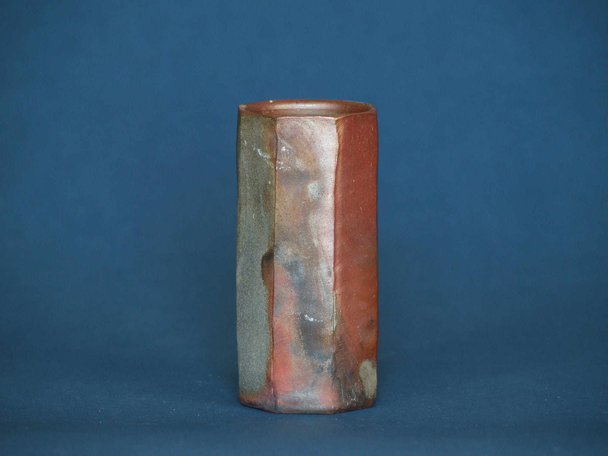 Vase Hanaire Mentori de Bizen, Japon (vers 1970)..Chamfered Mentori Bizen ware vase, Japan (ca. 1970)