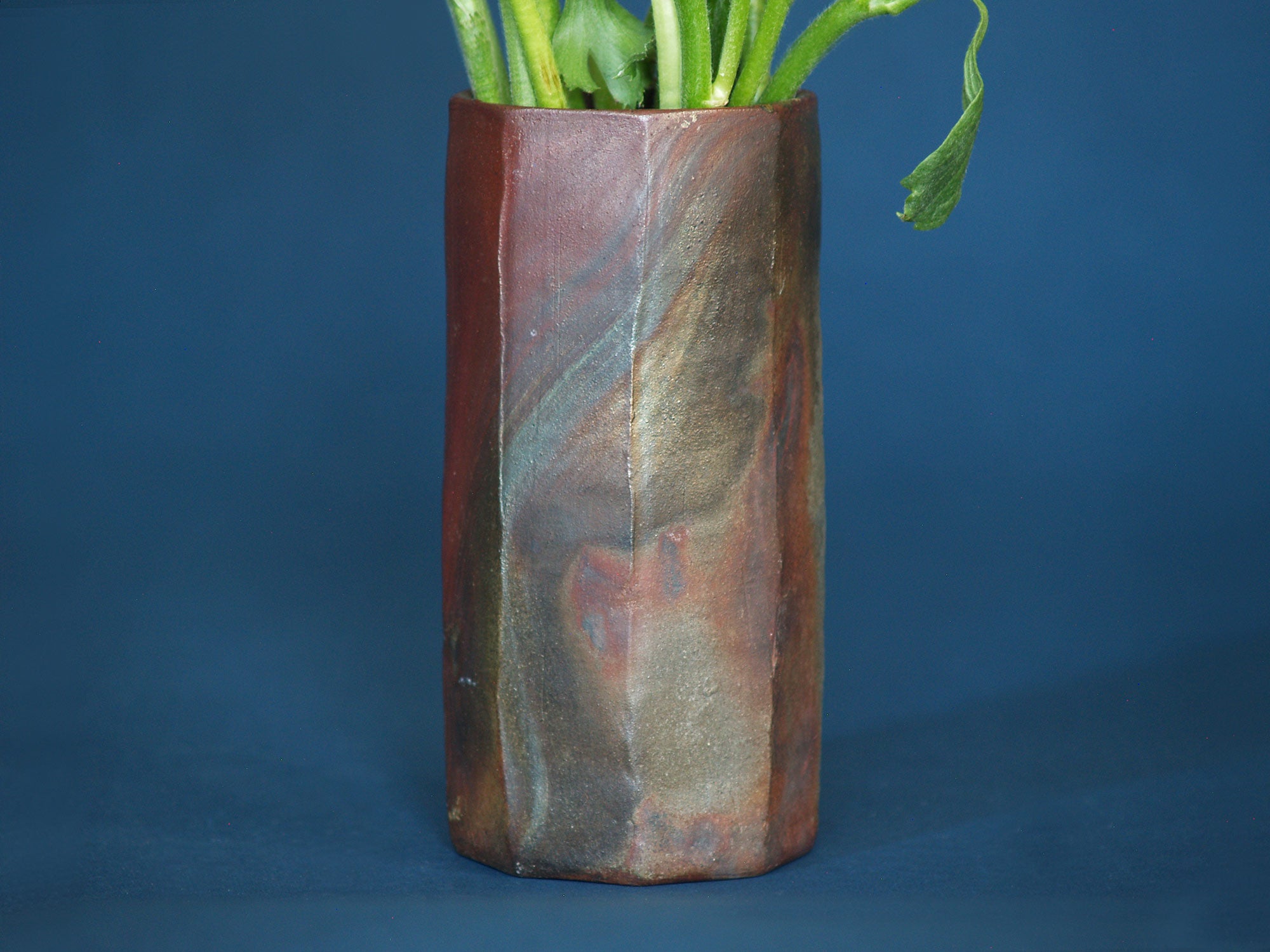 Vase Hanaire Mentori de Bizen, Japon (vers 1970)..Chamfered Mentori Bizen ware vase, Japan (ca. 1970)