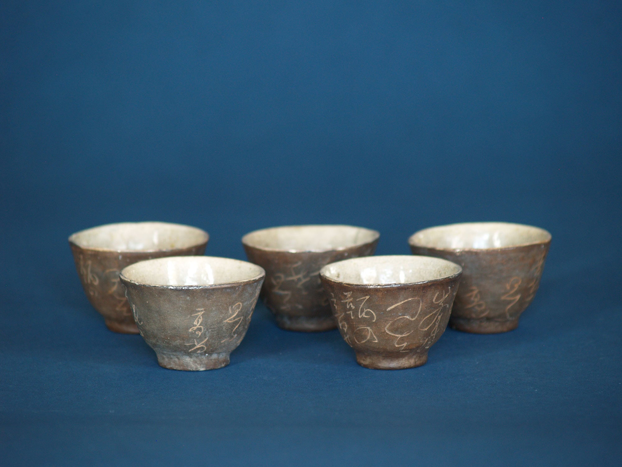 Service à thé à poème d'Otagaki Rengetsu, Yashima, Japon (vers 1880)..Otagaki Rengetsu Yashima ware Tea cups set, Japan (circa 1880)