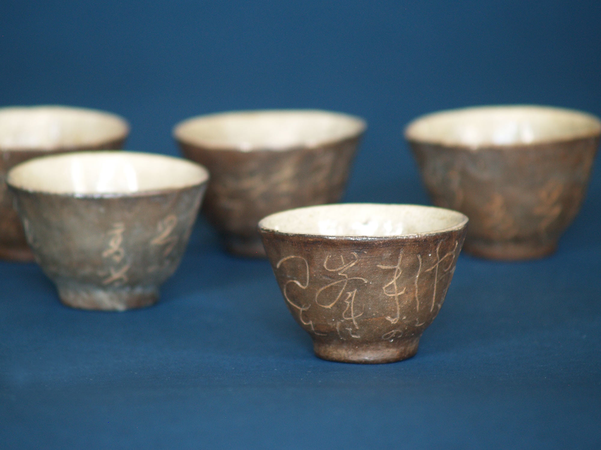 Service à thé à poème d'Otagaki Rengetsu, Yashima, Japon (vers 1880)..Otagaki Rengetsu Yashima ware Tea cups set, Japan (circa 1880)