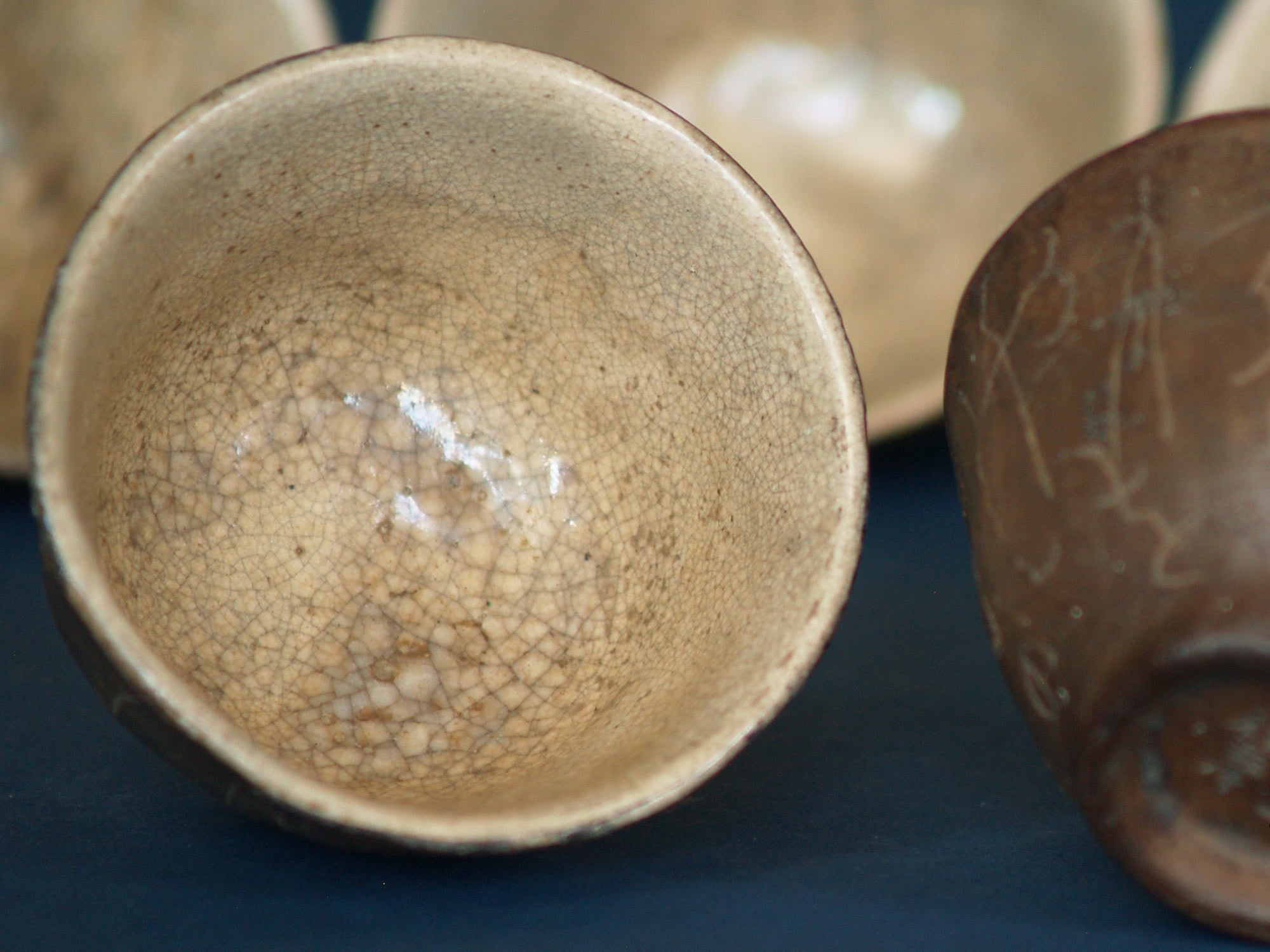 Service à thé à poème d'Otagaki Rengetsu, Yashima, Japon (vers 1880)..Otagaki Rengetsu Yashima ware Tea cups set, Japan (circa 1880)