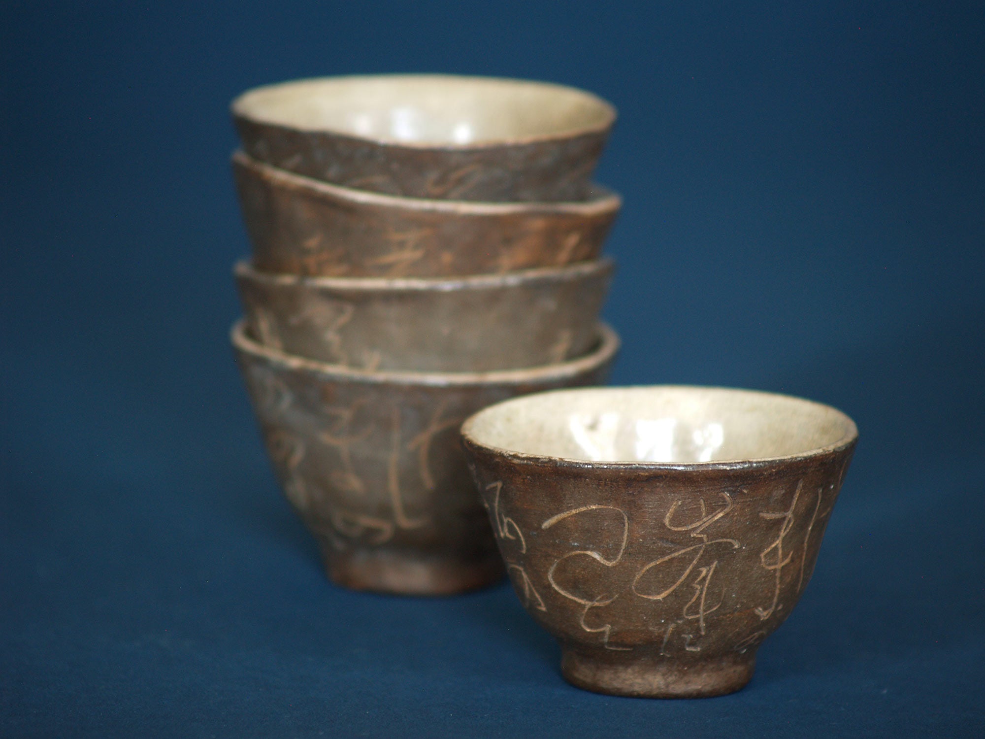 Service à thé à poème d'Otagaki Rengetsu, Yashima, Japon (vers 1880)..Otagaki Rengetsu Yashima ware Tea cups set, Japan (circa 1880)