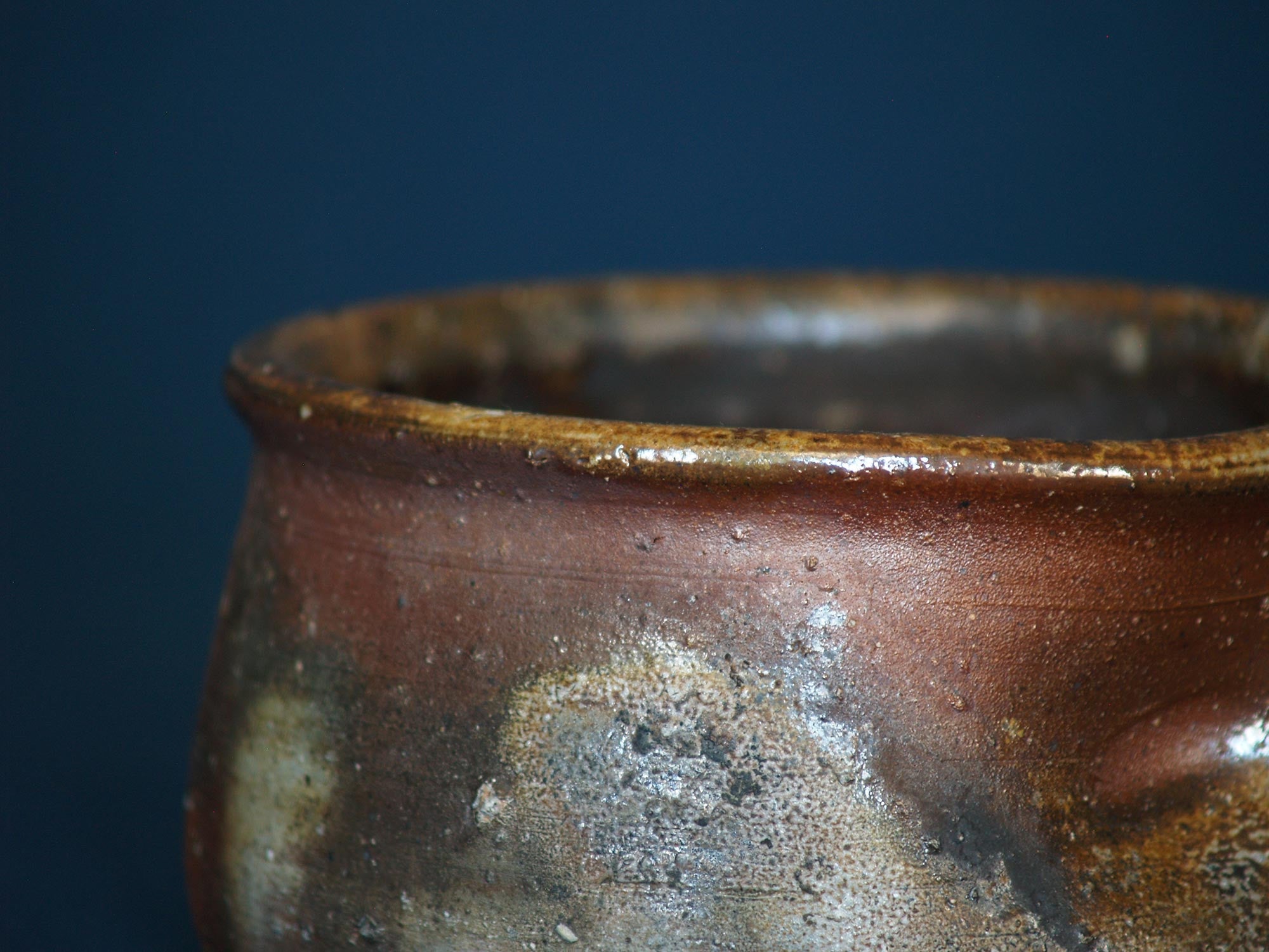 Coupe Kensui de Bizen, Japon (vers 1970)..Bizen ware Kensui bowl, Japan (ca. 1970)