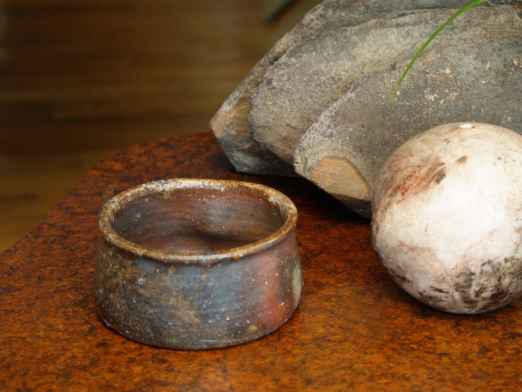 Coupe Kensui de Bizen, Japon (vers 1970)..Bizen ware Kensui bowl, Japan (ca. 1970)