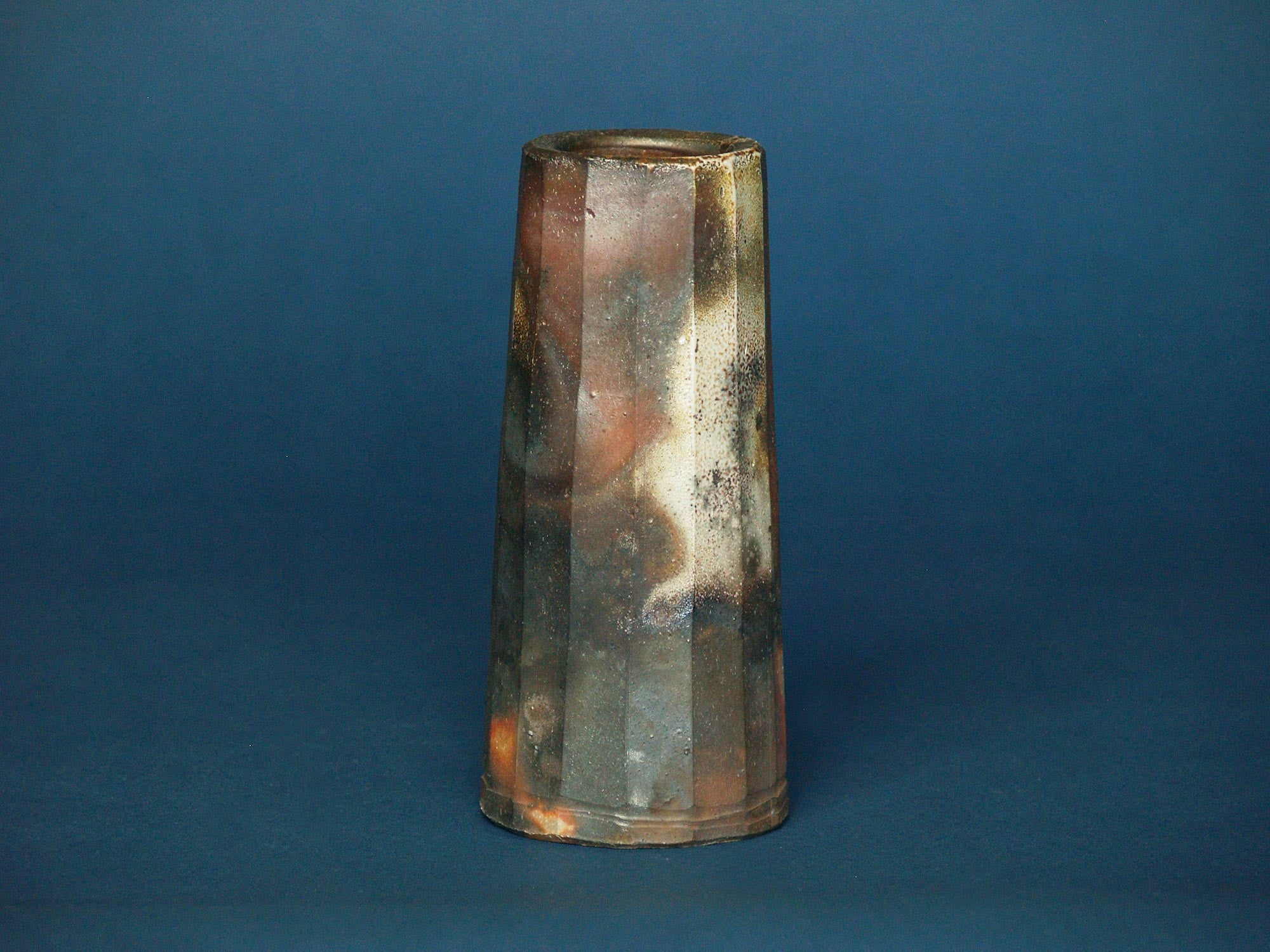 Vase Hanaire Mentori de Bizen, Japon (vers 1970)..Chamfered Mentori Bizen ware vase, Japan (ca. 1970)
