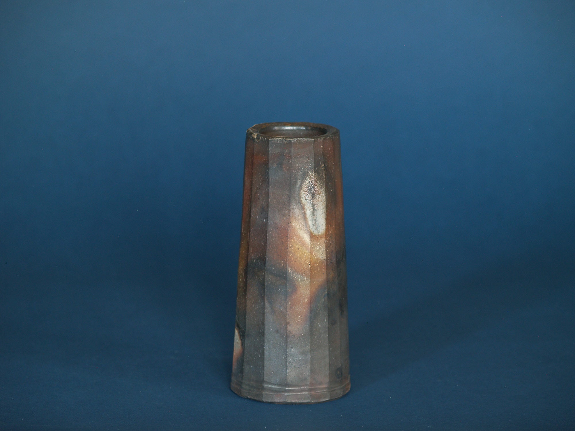 Vase Hanaire Mentori de Bizen, Japon (vers 1970)..Chamfered Mentori Bizen ware vase, Japan (ca. 1970)