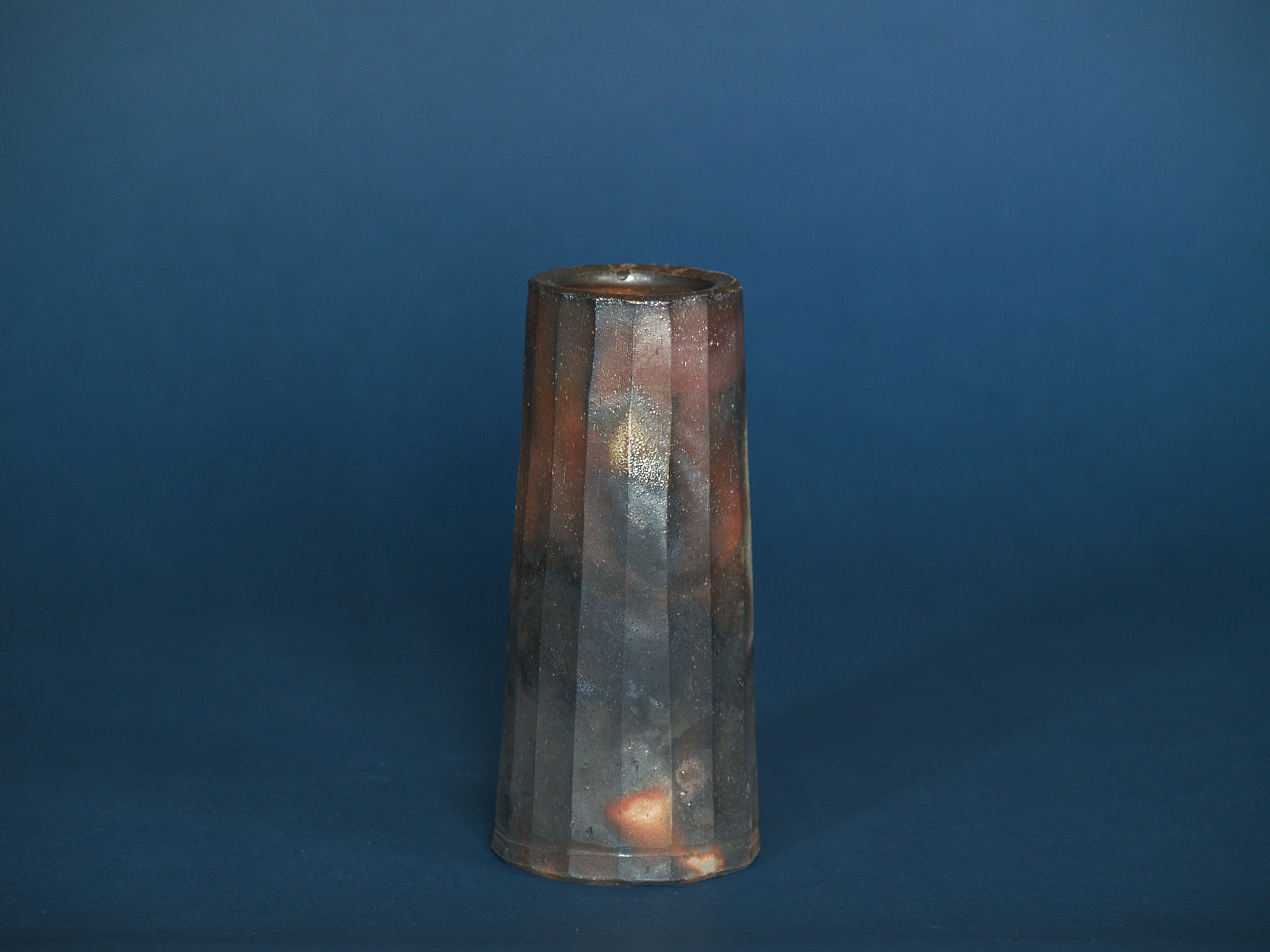Vase Hanaire Mentori de Bizen, Japon (vers 1970)..Chamfered Mentori Bizen ware vase, Japan (ca. 1970)