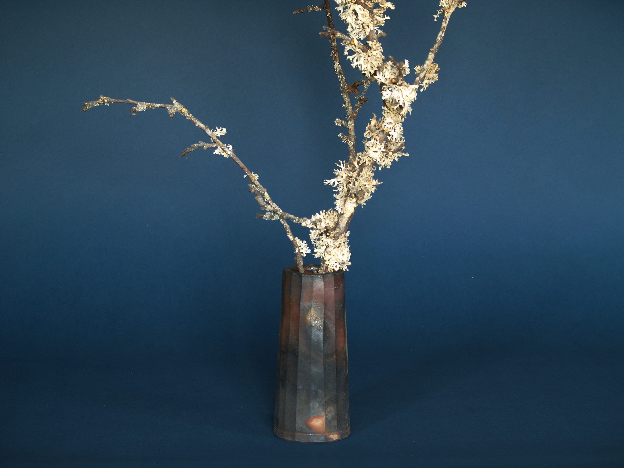 Vase Hanaire Mentori de Bizen, Japon (vers 1970)..Chamfered Mentori Bizen ware vase, Japan (ca. 1970)