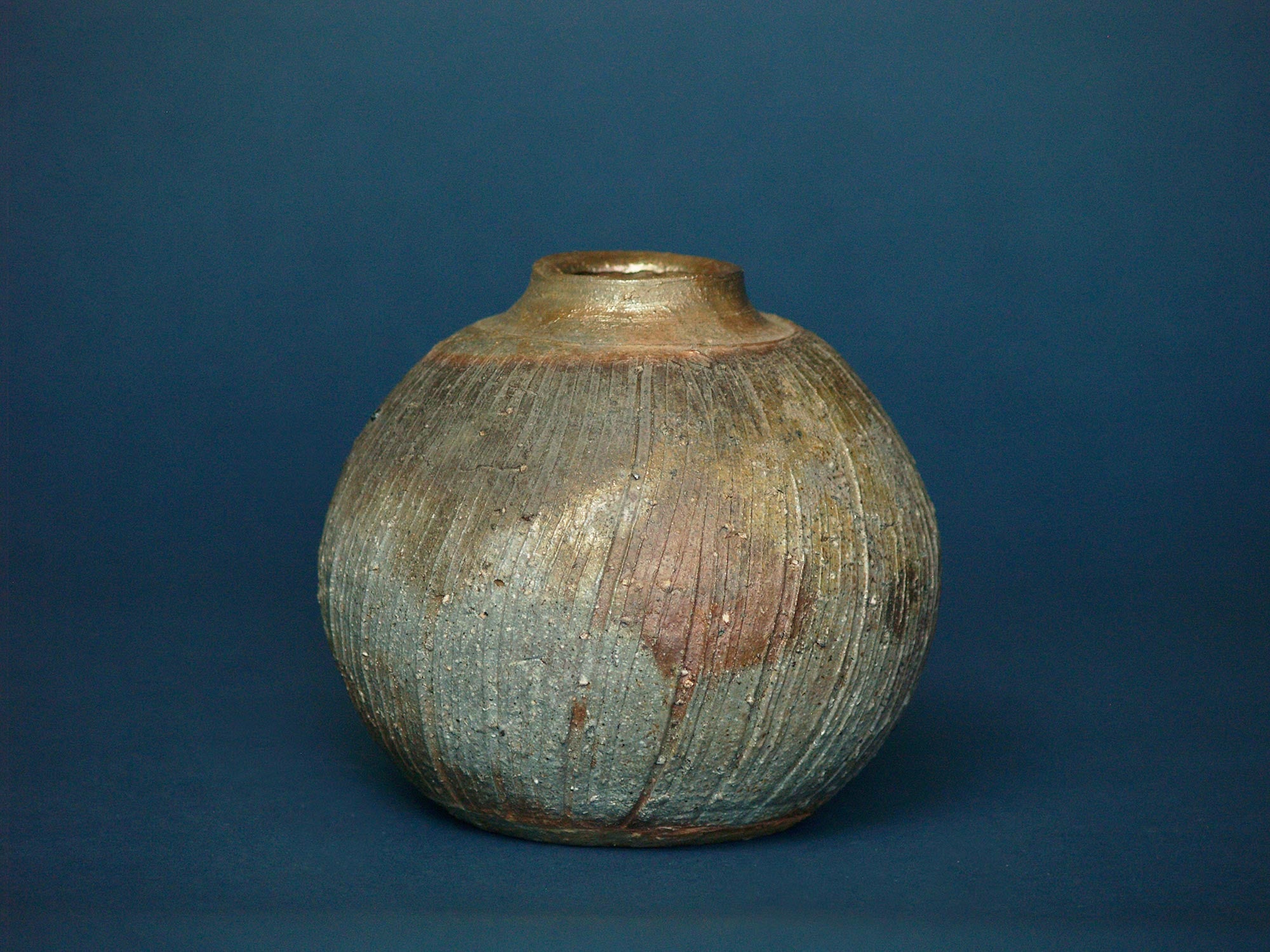 Vase boule scarifié de Kimura Yukei, Japon (vers 1980)..Round Bizen ware vase by Kimura Yukei, Japan (ca. 1980)