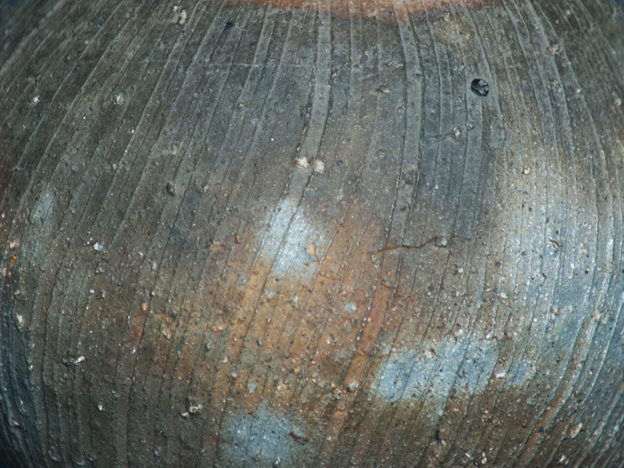 Vase boule scarifié de Kimura Yukei, Japon (vers 1980)..Round Bizen ware vase by Kimura Yukei, Japan (ca. 1980)