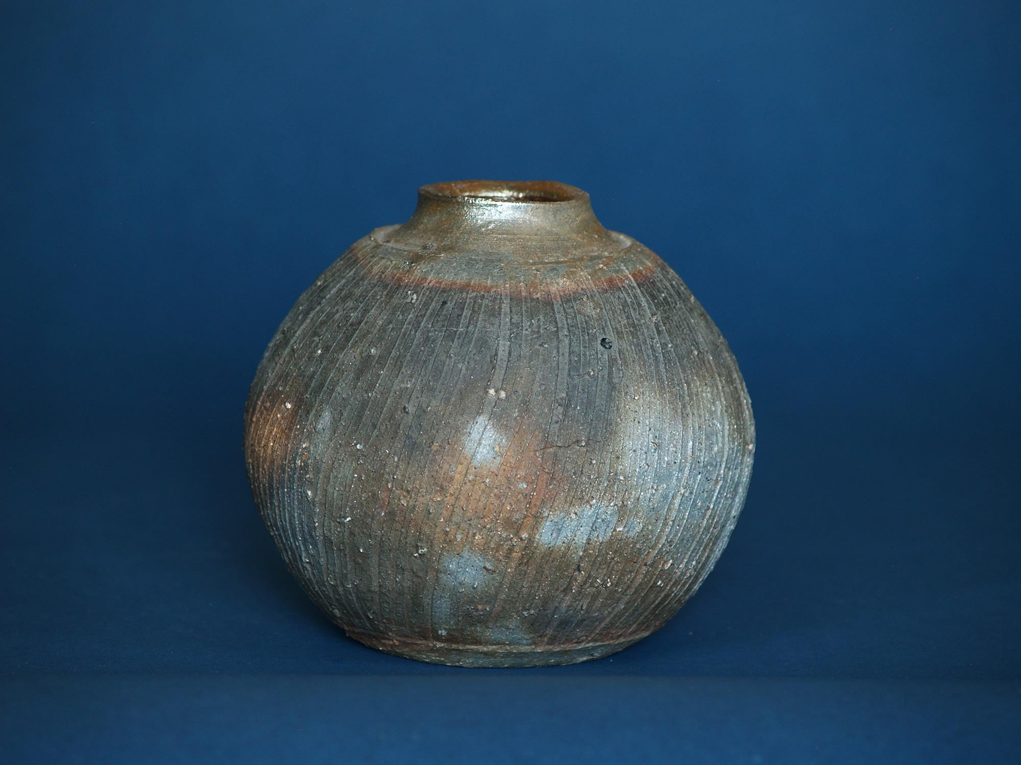 Vase boule scarifié de Kimura Yukei, Japon (vers 1980)..Round Bizen ware vase by Kimura Yukei, Japan (ca. 1980)