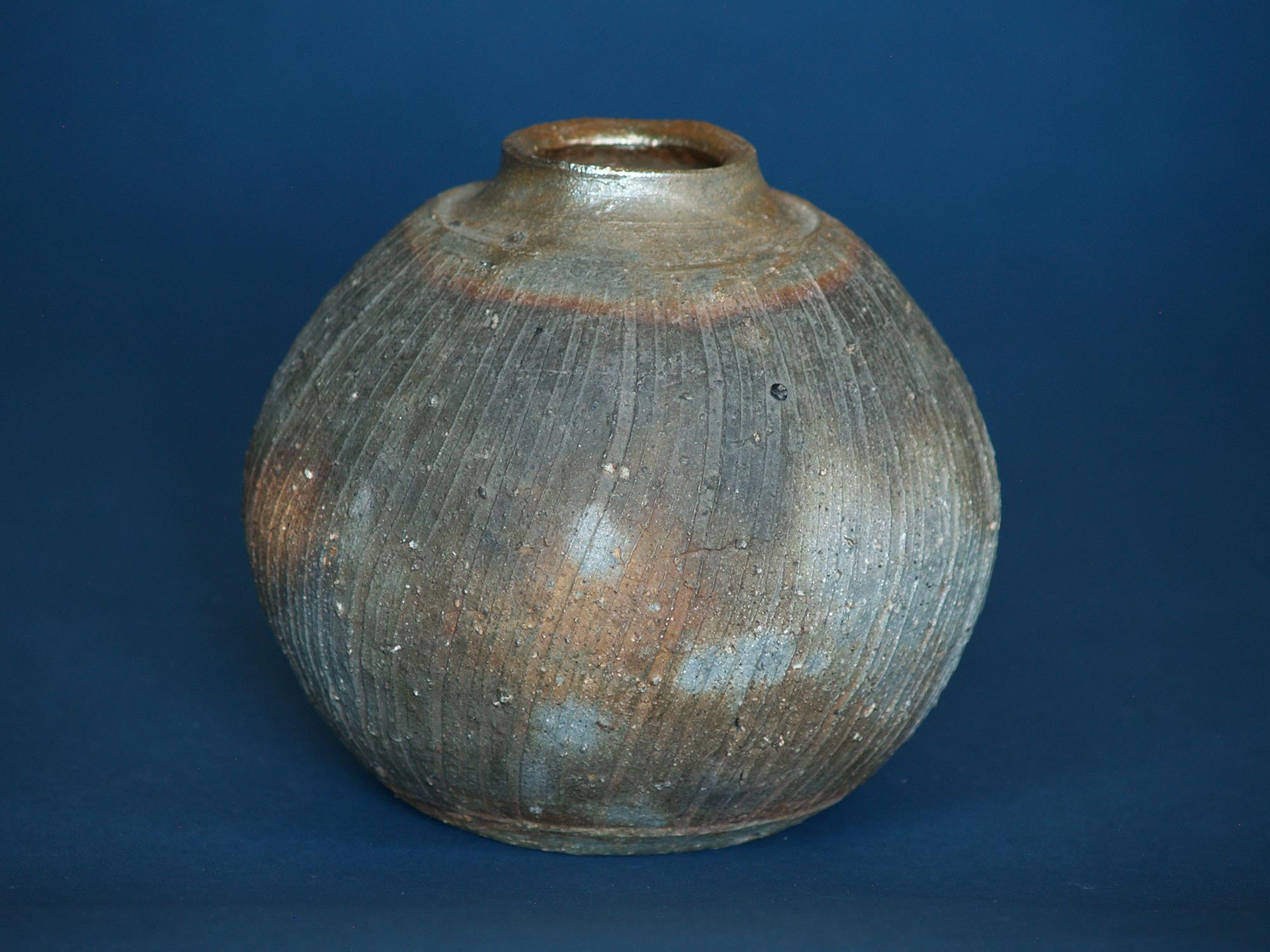 Vase boule scarifié de Kimura Yukei, Japon (vers 1980)..Round Bizen ware vase by Kimura Yukei, Japan (ca. 1980)