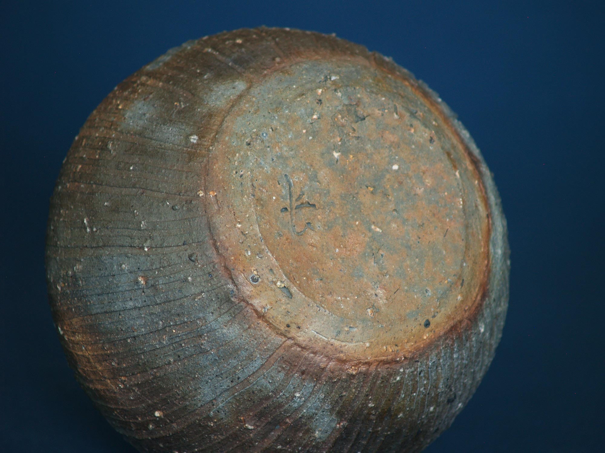 Vase boule scarifié de Kimura Yukei, Japon (vers 1980)..Round Bizen ware vase by Kimura Yukei, Japan (ca. 1980)