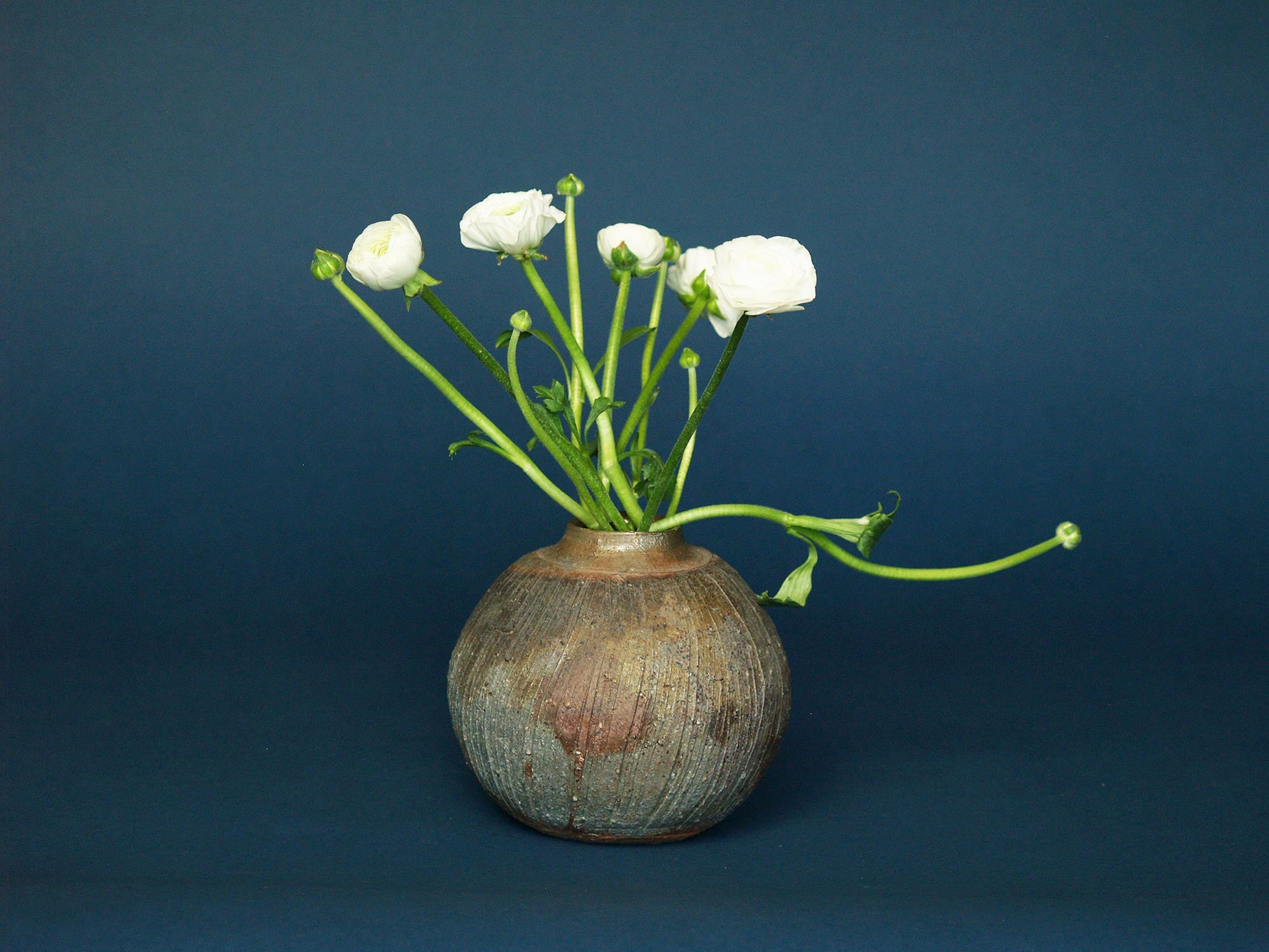 Vase boule scarifié de Kimura Yukei, Japon (vers 1980)..Round Bizen ware vase by Kimura Yukei, Japan (ca. 1980)
