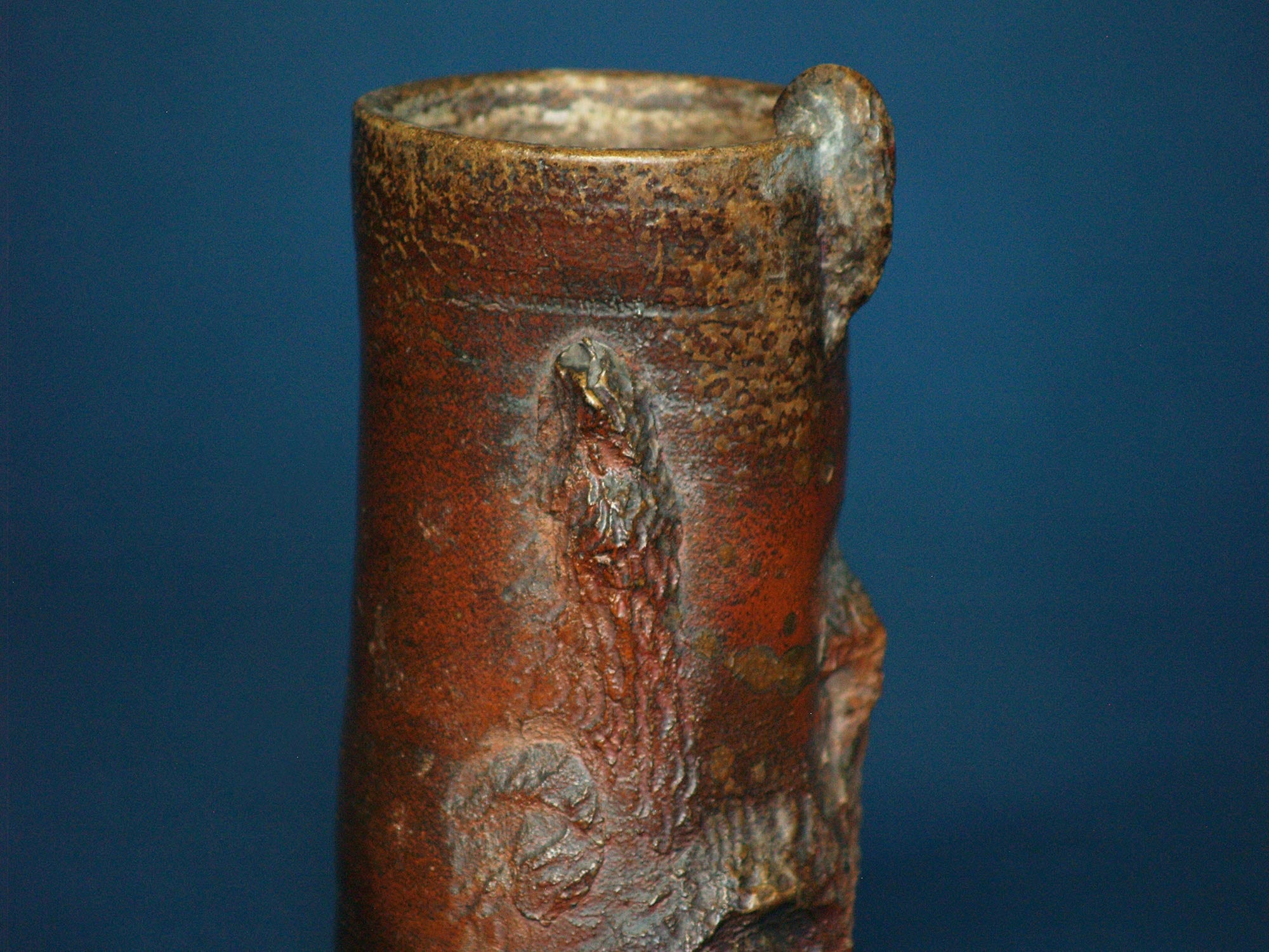Vase Hanaire  Ko-Bizen, Japon (vers 1880)..Freeform Hanaire Ko-Bizen vase, Japan (ca. 1880)