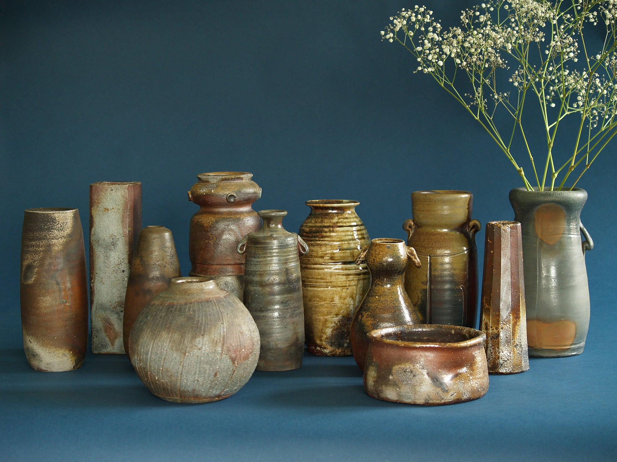 Vase Hanaire Mentori de Bizen, Japon (vers 1970)..Chamfered Mentori Bizen ware vase, Japan (ca. 1970)