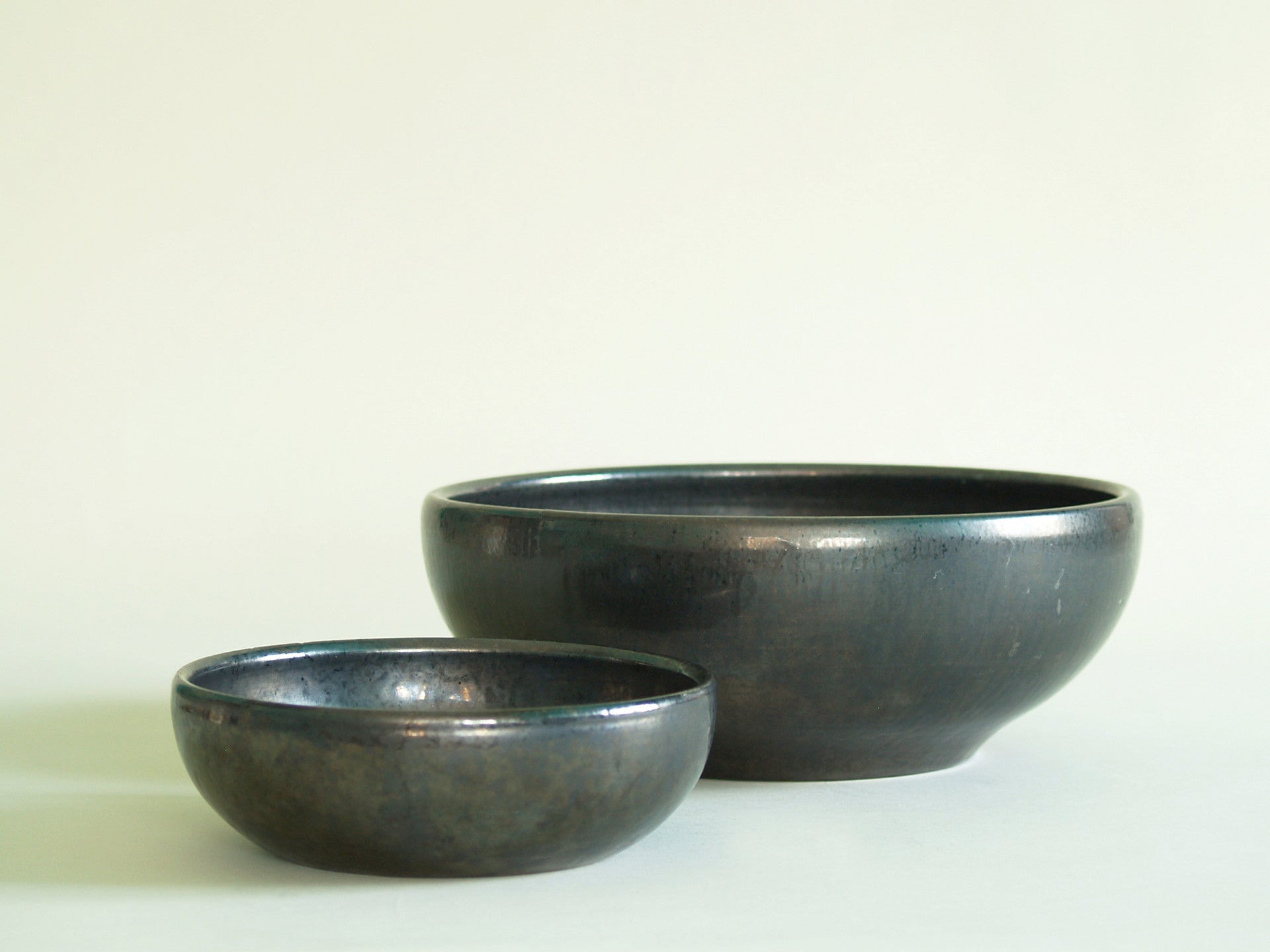 Grande coupe noire de Robert Picault, France (vers 1948)..Large black Bowl by Robert Picault, France (circa 1948)