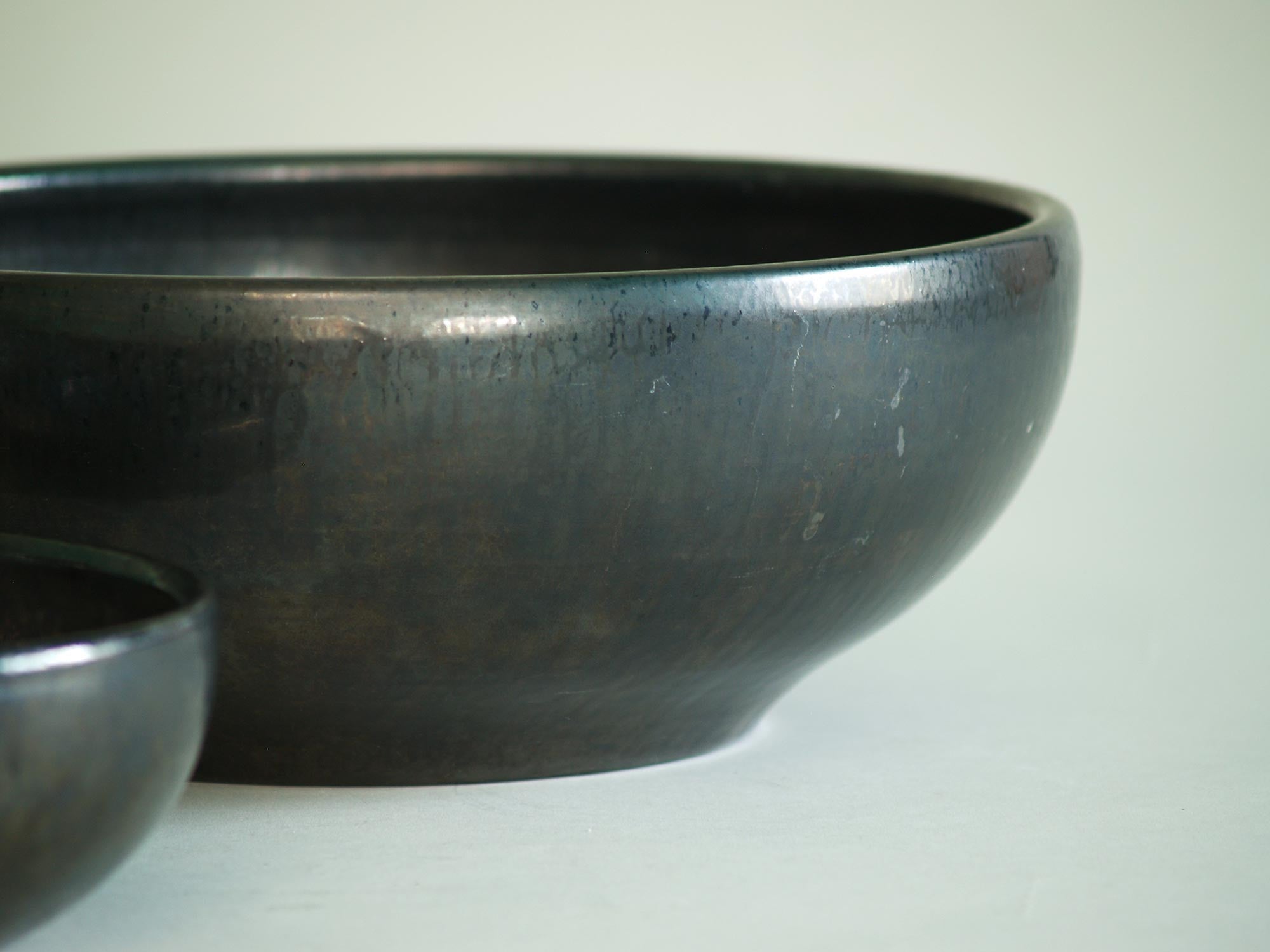 Grande coupe noire de Robert Picault, France (vers 1948)..Large black Bowl by Robert Picault, France (circa 1948)