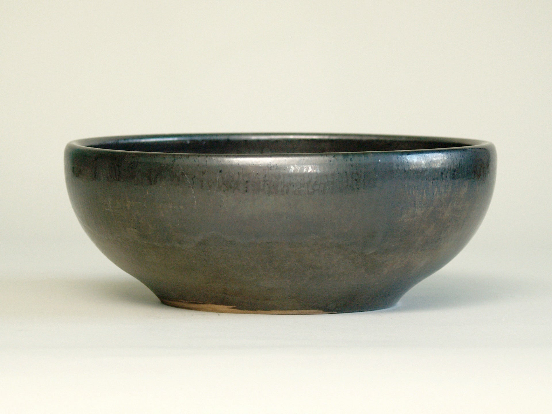 Grande coupe noire de Robert Picault, France (vers 1948)..Large black Bowl by Robert Picault, France (circa 1948)