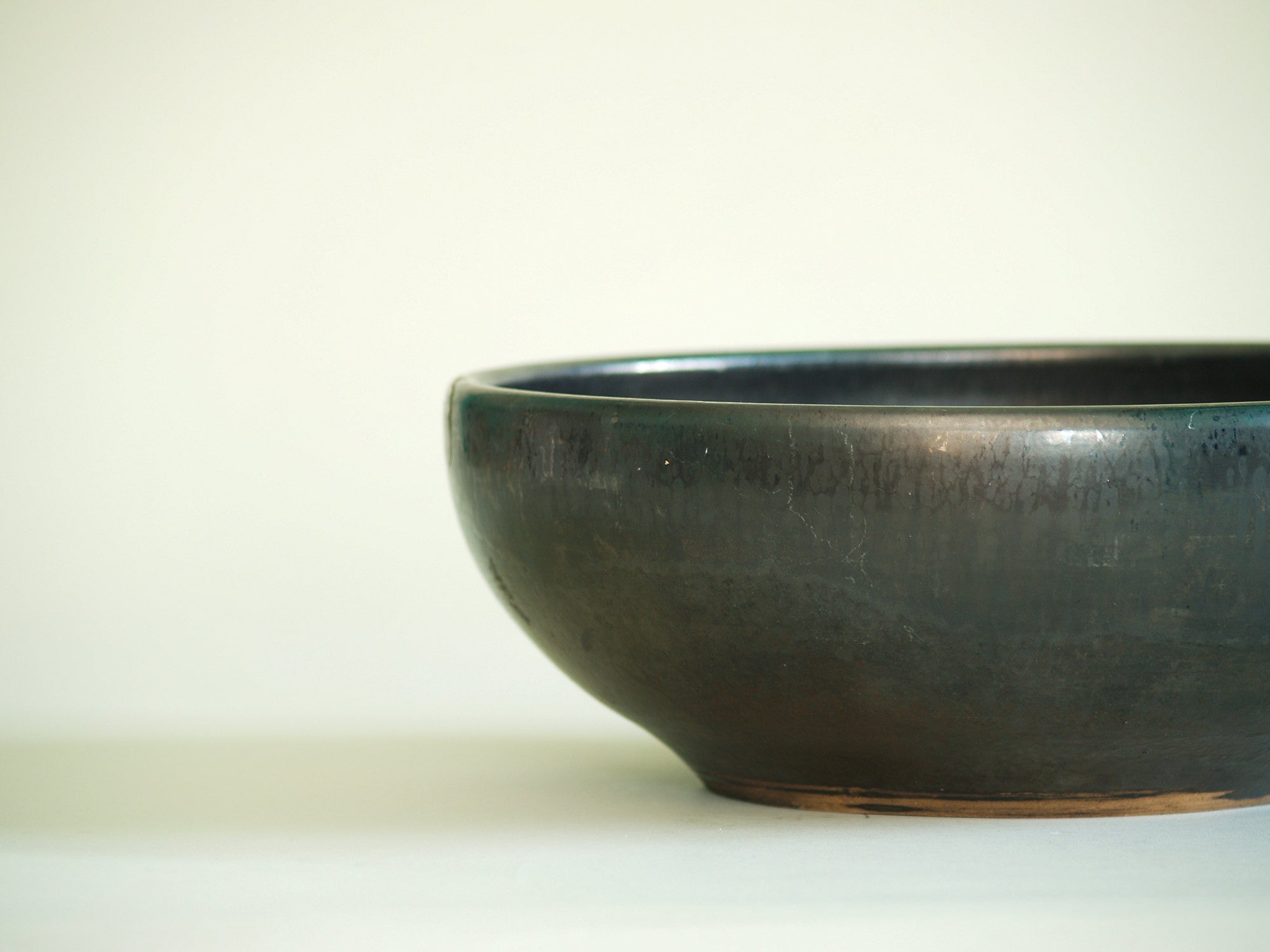 Grande coupe noire de Robert Picault, France (vers 1948)..Large black Bowl by Robert Picault, France (circa 1948)