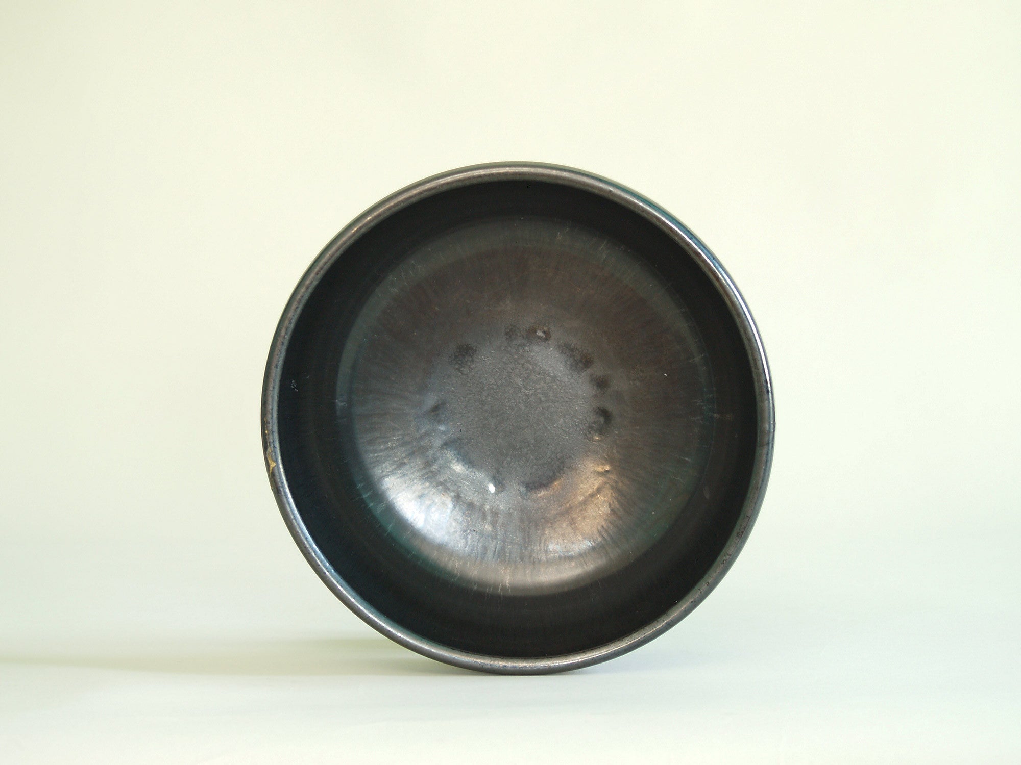 Grande coupe noire de Robert Picault, France (vers 1948)..Large black Bowl by Robert Picault, France (circa 1948)