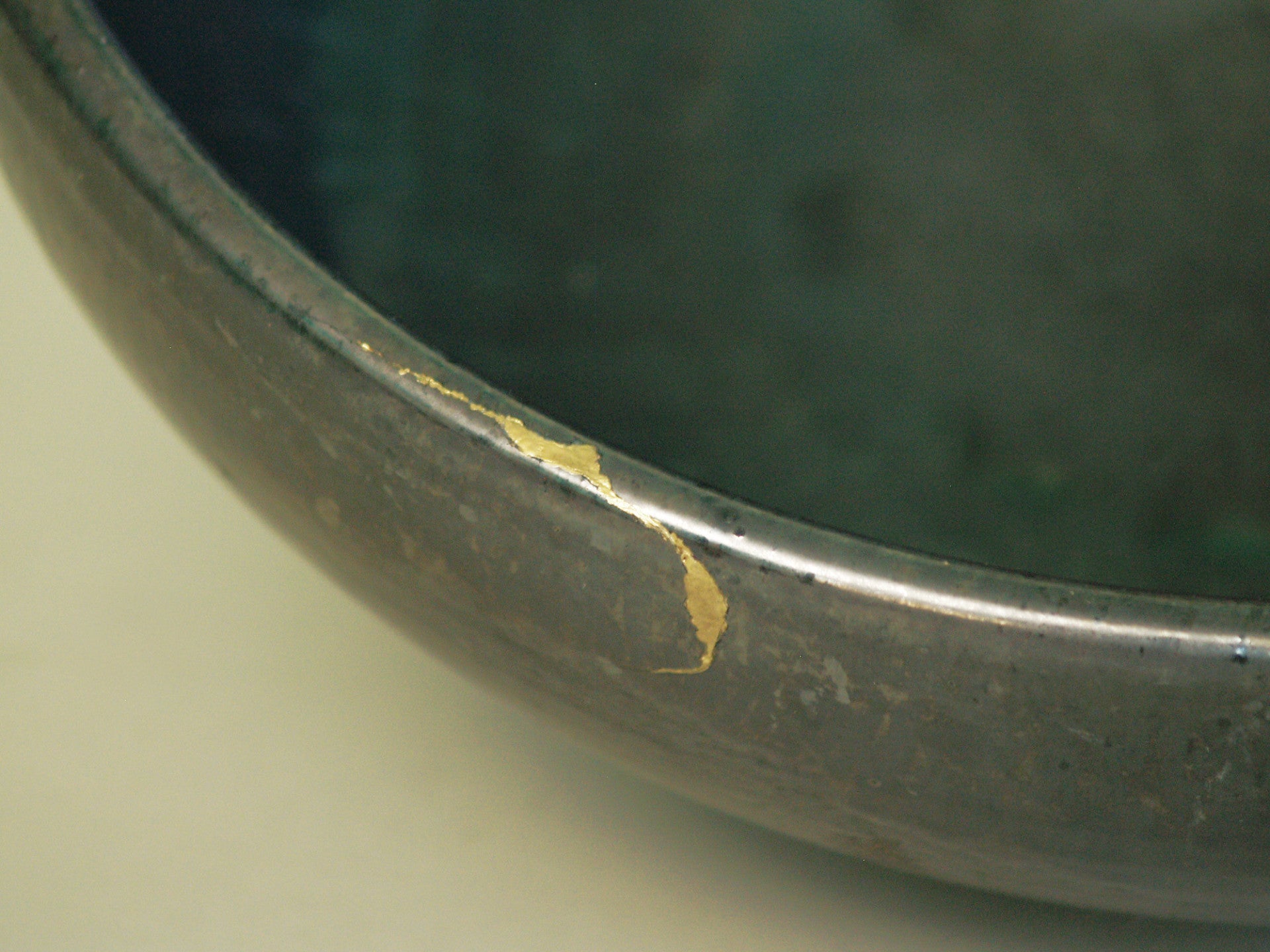 Grande coupe noire de Robert Picault, France (vers 1948)..Large black Bowl by Robert Picault, France (circa 1948)