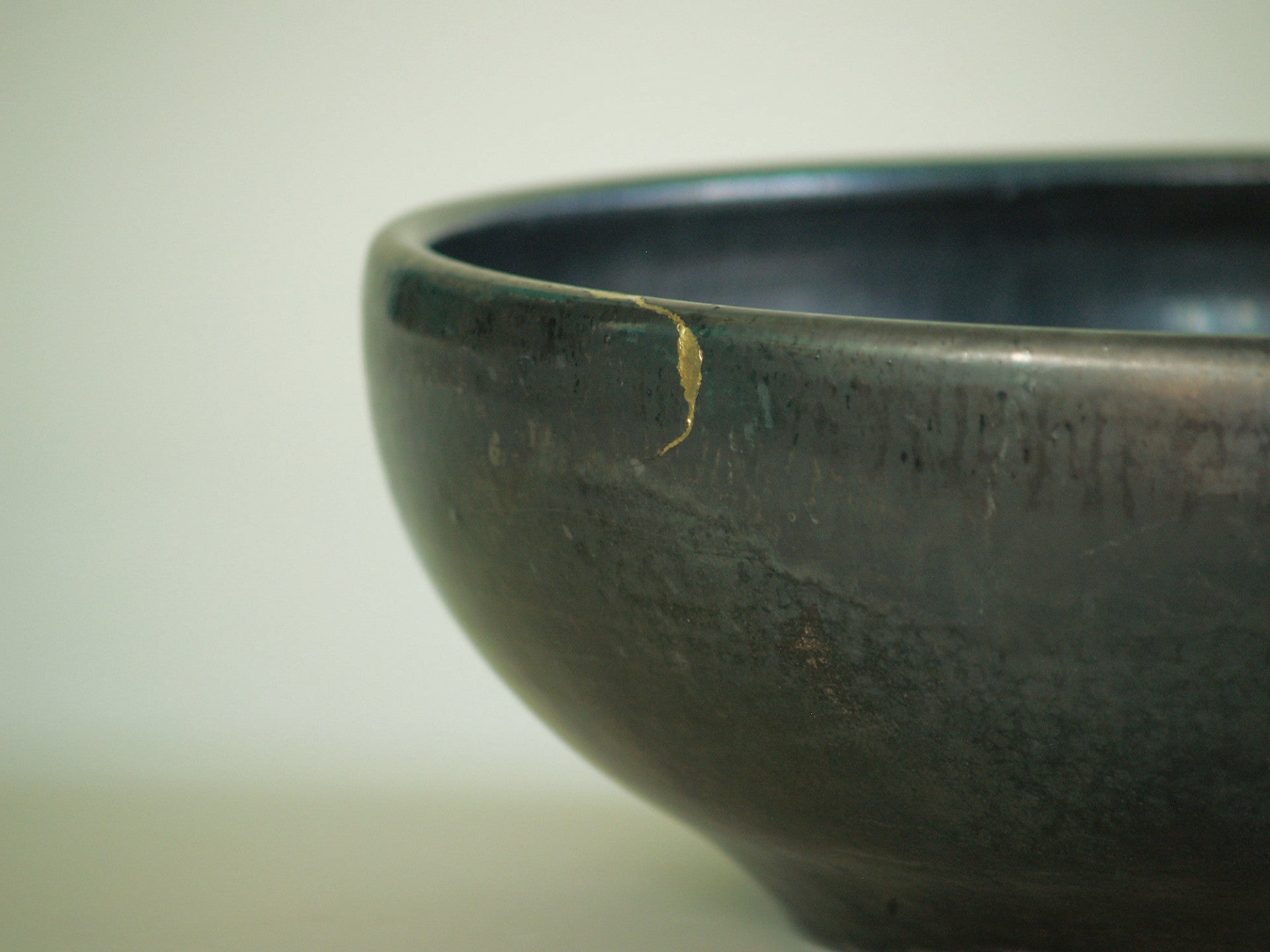 Grande coupe noire de Robert Picault, France (vers 1948)..Large black Bowl by Robert Picault, France (circa 1948)