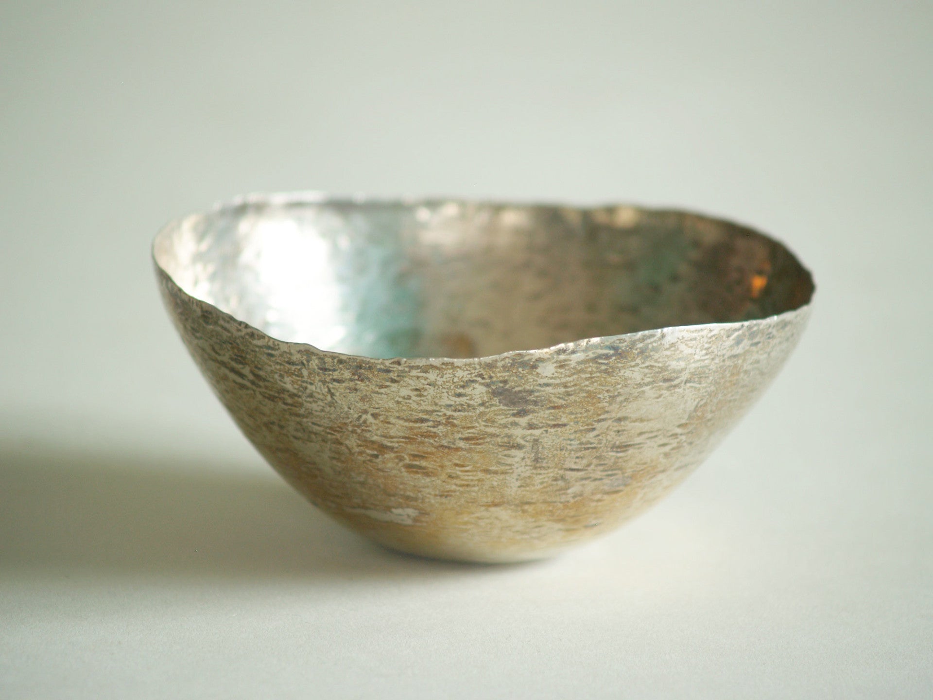 Coupe en argent martelé de Mario Pinton, Italie (vers 1960)..Silver hammered bowl by Mario Pinton, Italy (circa 1960)