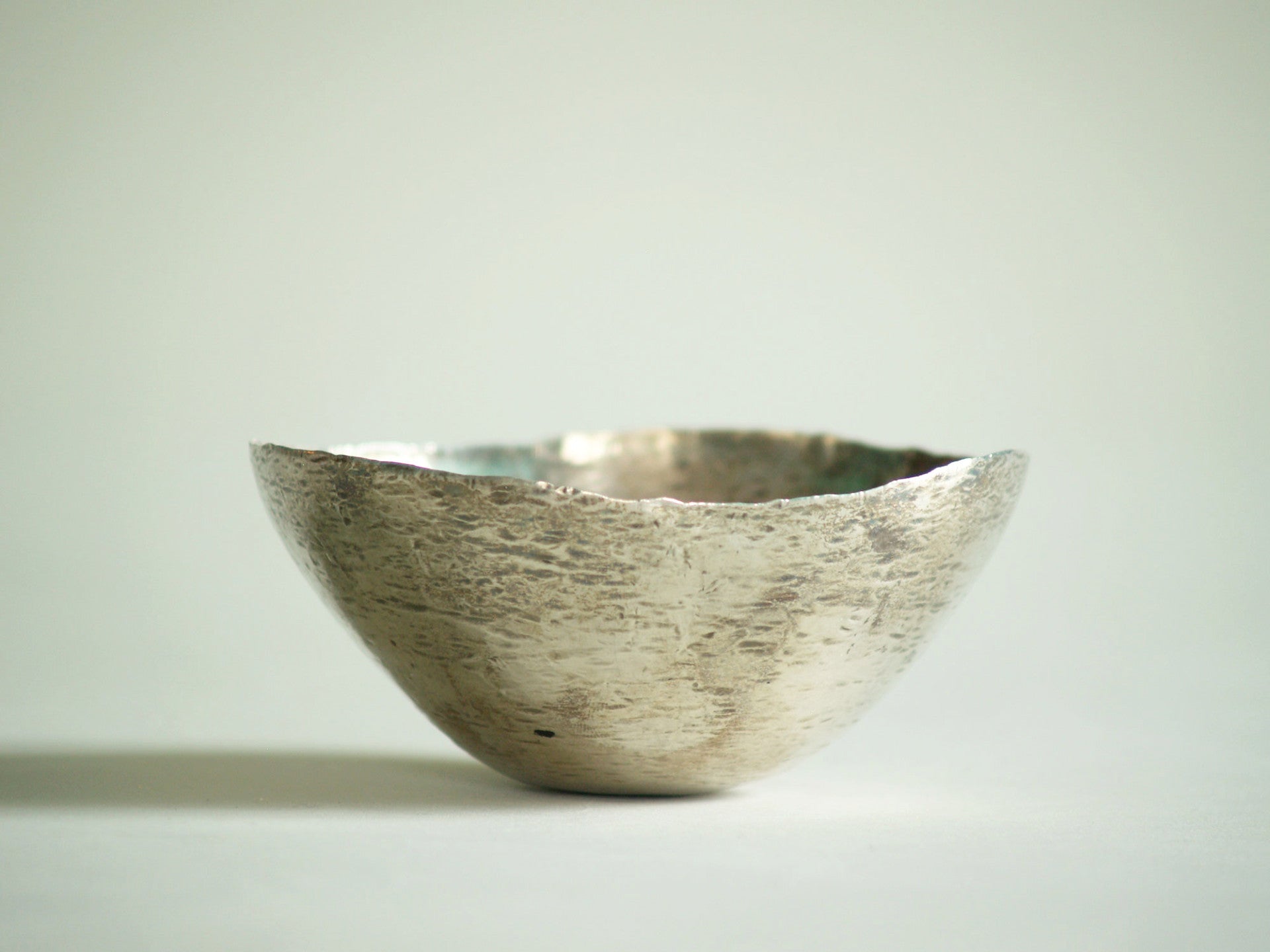 Coupe en argent martelé de Mario Pinton, Italie (vers 1960)..Silver hammered bowl by Mario Pinton, Italy (circa 1960)