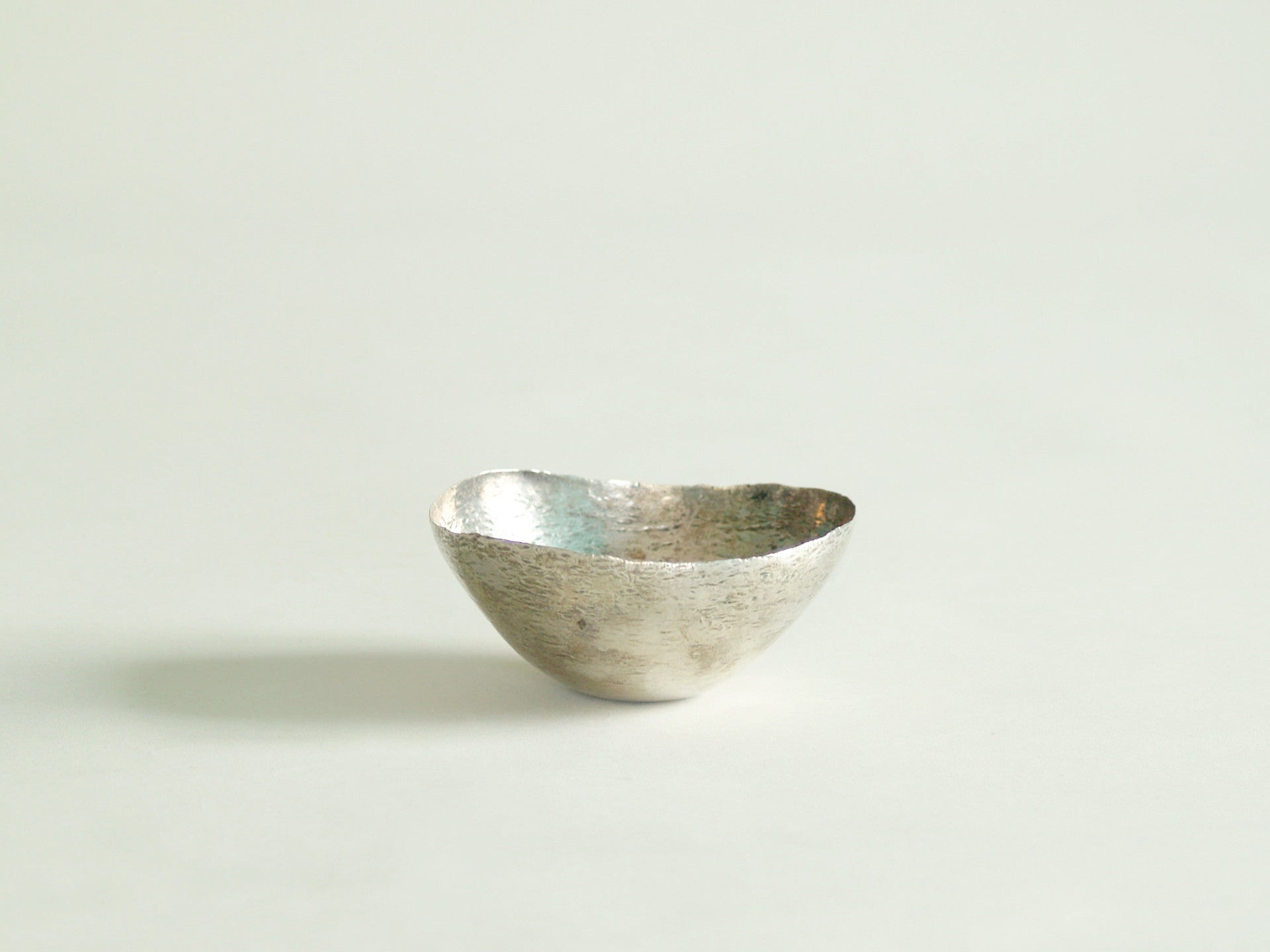 Coupe en argent martelé de Mario Pinton, Italie (vers 1960)..Silver hammered bowl by Mario Pinton, Italy (circa 1960)