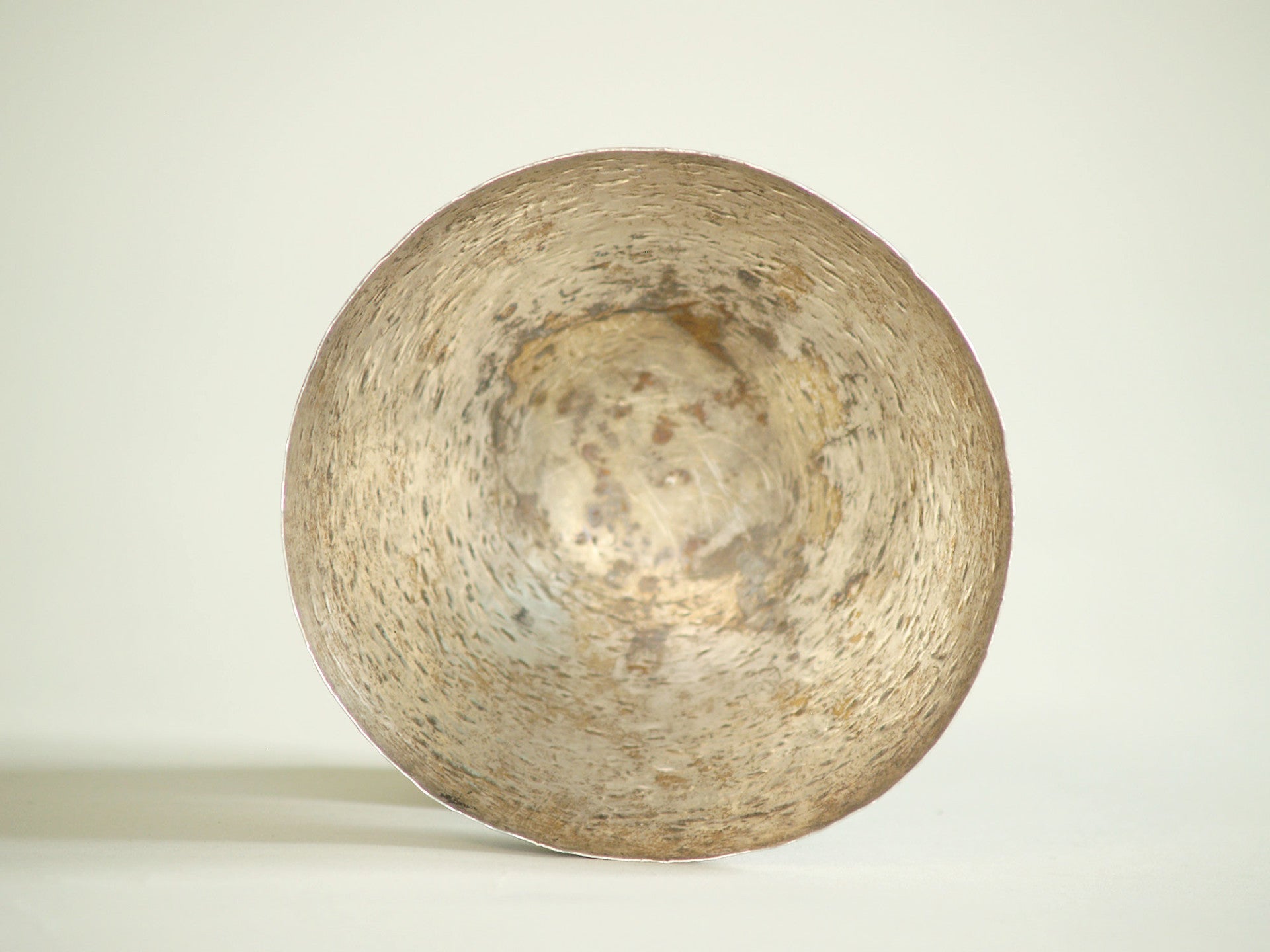 Coupe en argent martelé de Mario Pinton, Italie (vers 1960)..Silver hammered bowl by Mario Pinton, Italy (circa 1960)