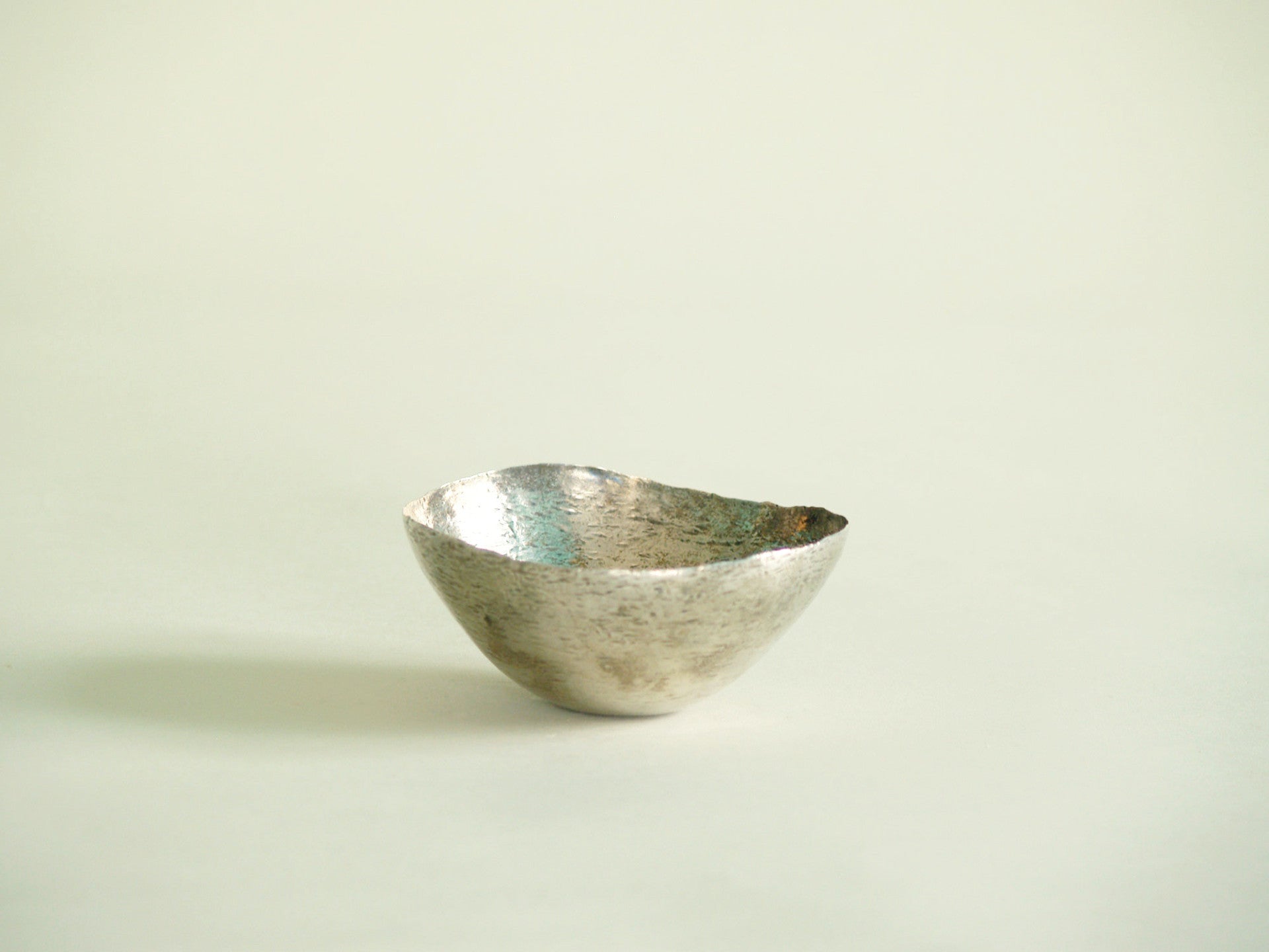 Coupe en argent martelé de Mario Pinton, Italie (vers 1960)..Silver hammered bowl by Mario Pinton, Italy (circa 1960)