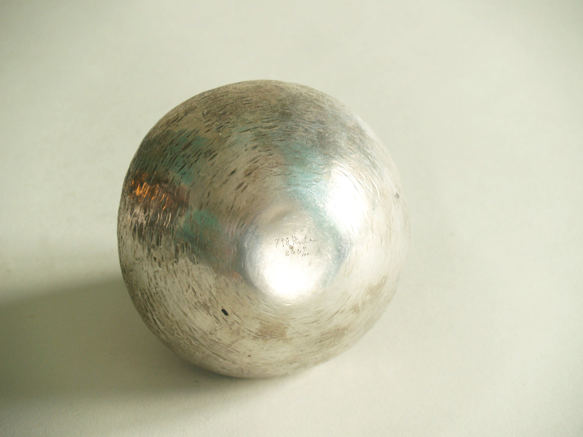 Coupe en argent martelé de Mario Pinton, Italie (vers 1960)..Silver hammered bowl by Mario Pinton, Italy (circa 1960)