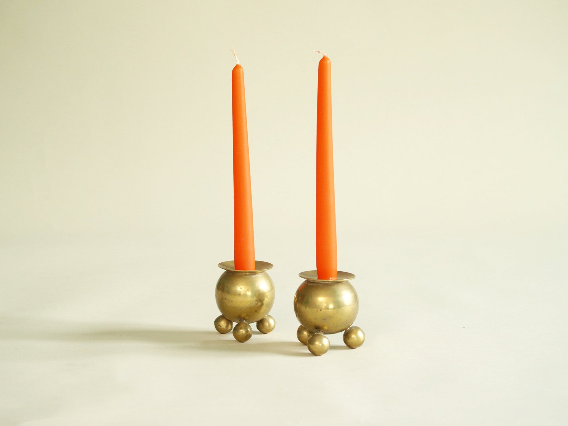Paire de bougeoirs par Gusum Bruk, Suède (vers 1900)..Pair of candle holders by Gusum Bruk, Sweden (circa 1900)