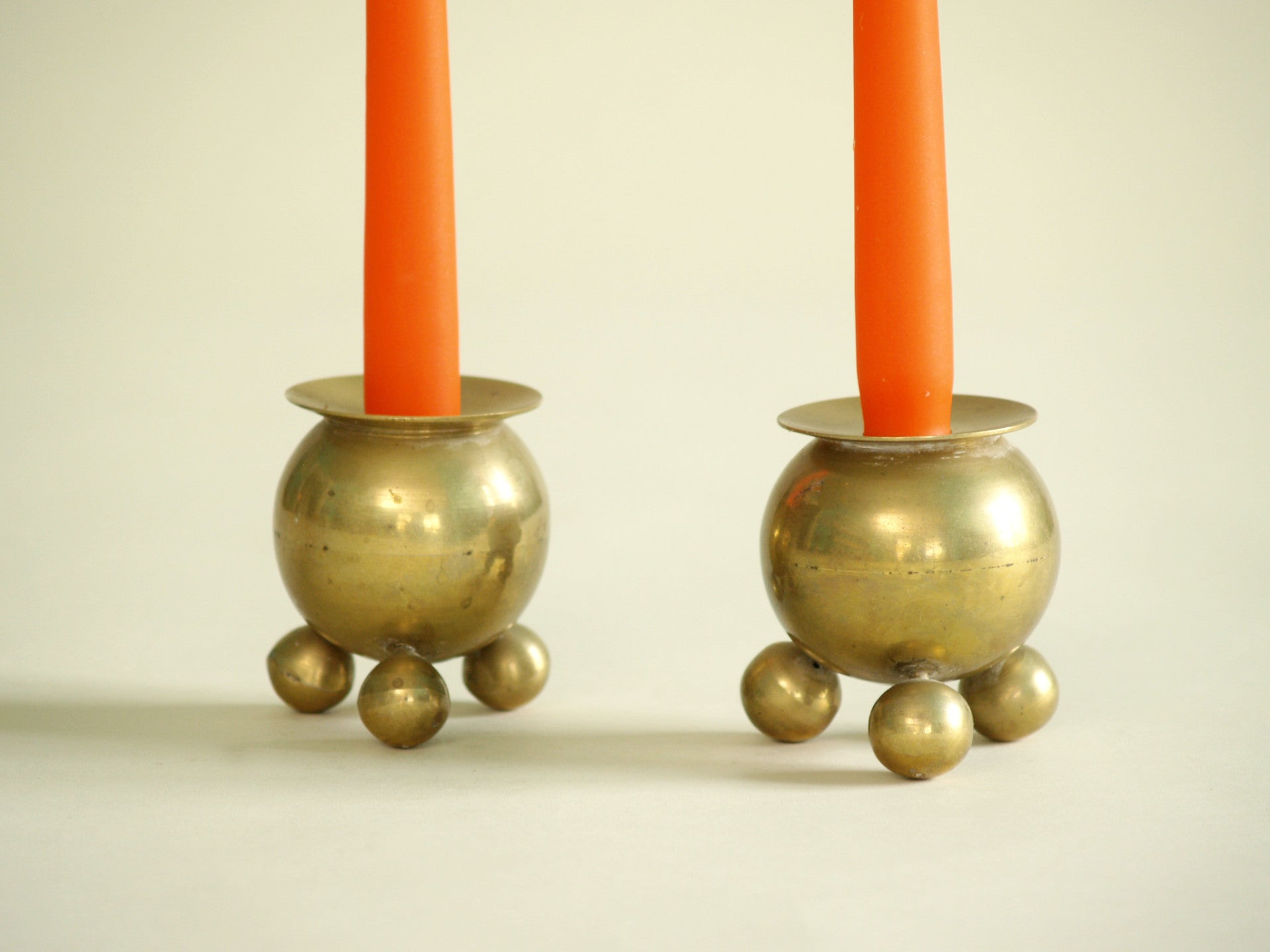 Paire de bougeoirs par Gusum Bruk, Suède (vers 1900)..Pair of candle holders by Gusum Bruk, Sweden (circa 1900)