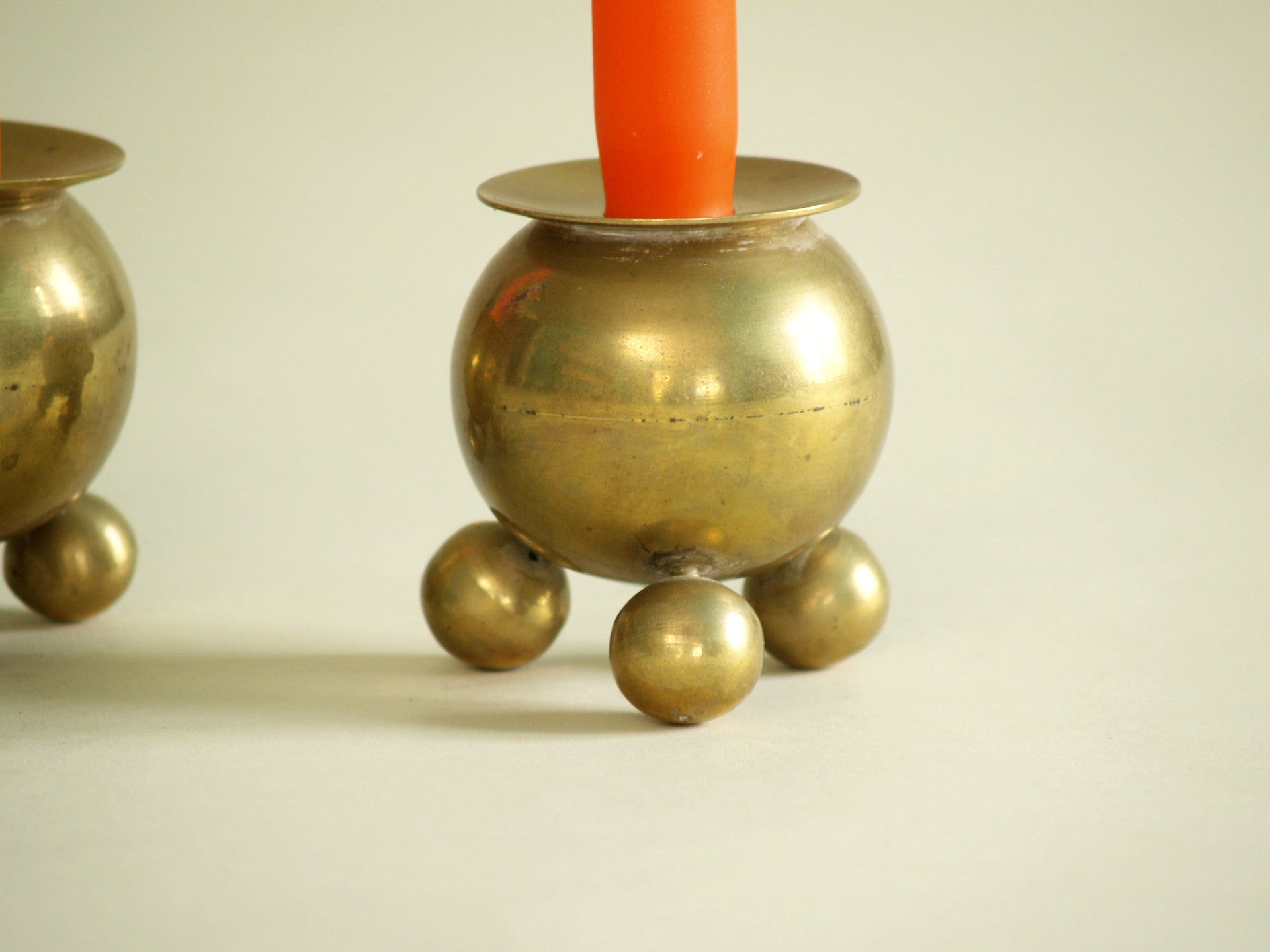 Paire de bougeoirs par Gusum Bruk, Suède (vers 1900)..Pair of candle holders by Gusum Bruk, Sweden (circa 1900)
