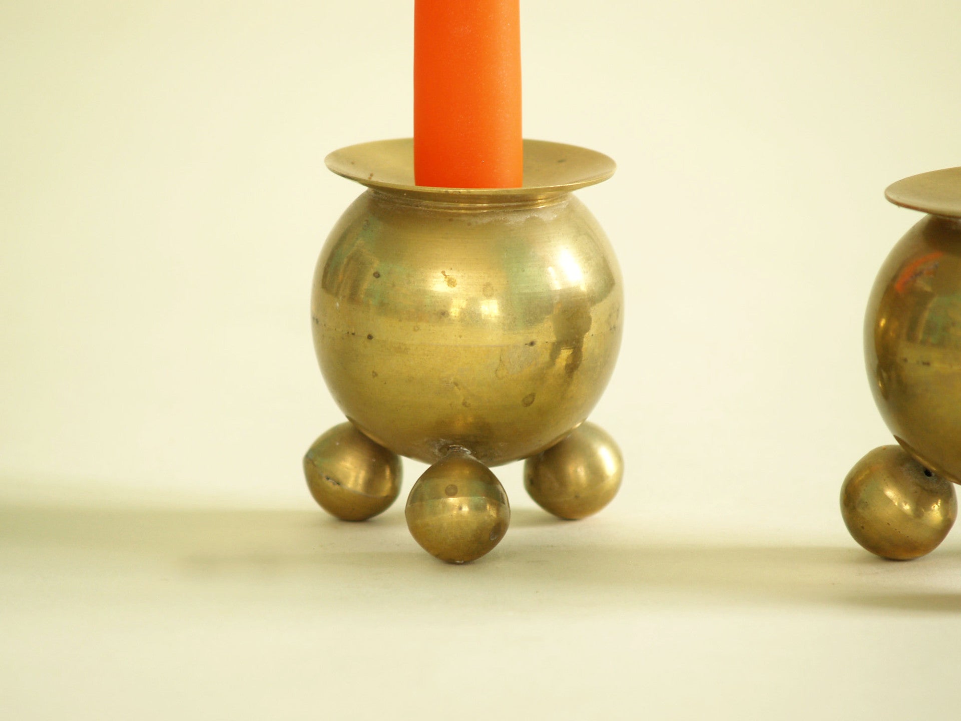 Paire de bougeoirs par Gusum Bruk, Suède (vers 1900)..Pair of candle holders by Gusum Bruk, Sweden (circa 1900)