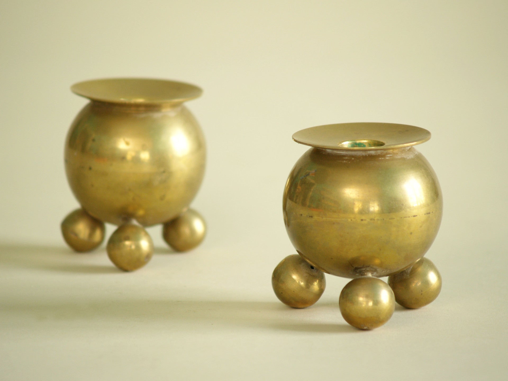 Paire de bougeoirs par Gusum Bruk, Suède (vers 1900)..Pair of candle holders by Gusum Bruk, Sweden (circa 1900)