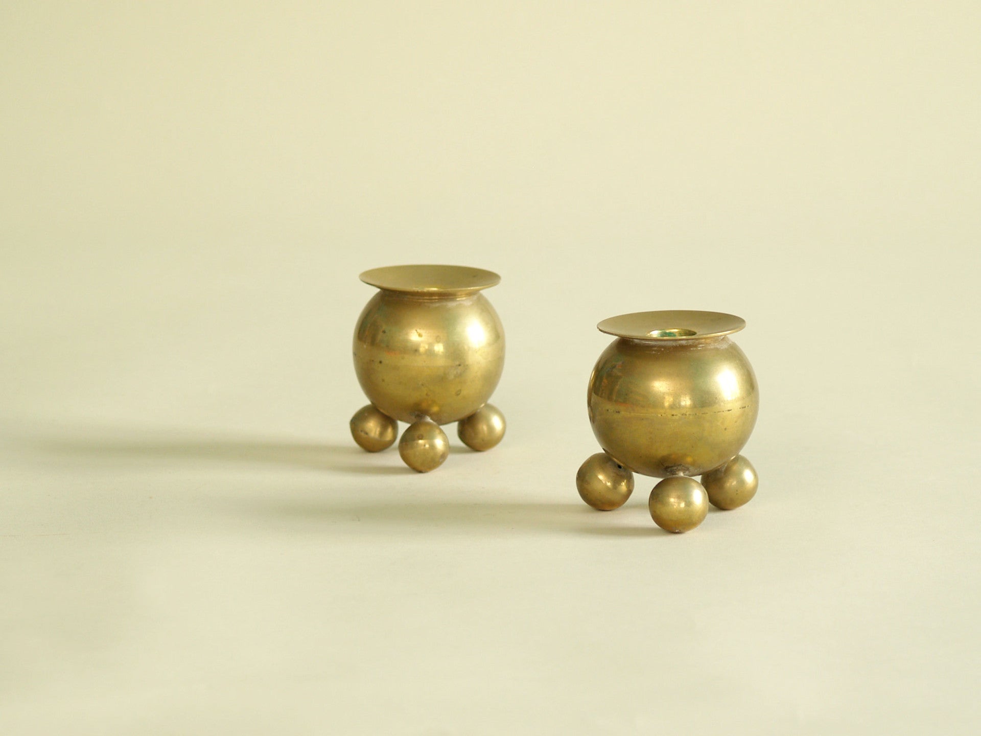 Paire de bougeoirs par Gusum Bruk, Suède (vers 1900)..Pair of candle holders by Gusum Bruk, Sweden (circa 1900)