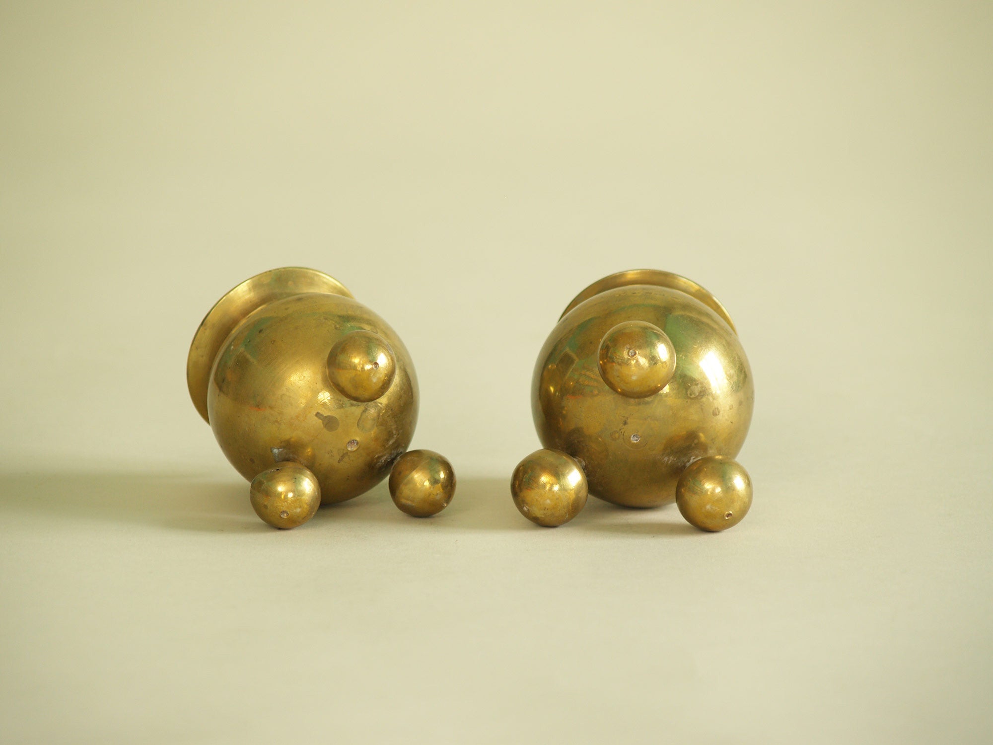 Paire de bougeoirs par Gusum Bruk, Suède (vers 1900)..Pair of candle holders by Gusum Bruk, Sweden (circa 1900)