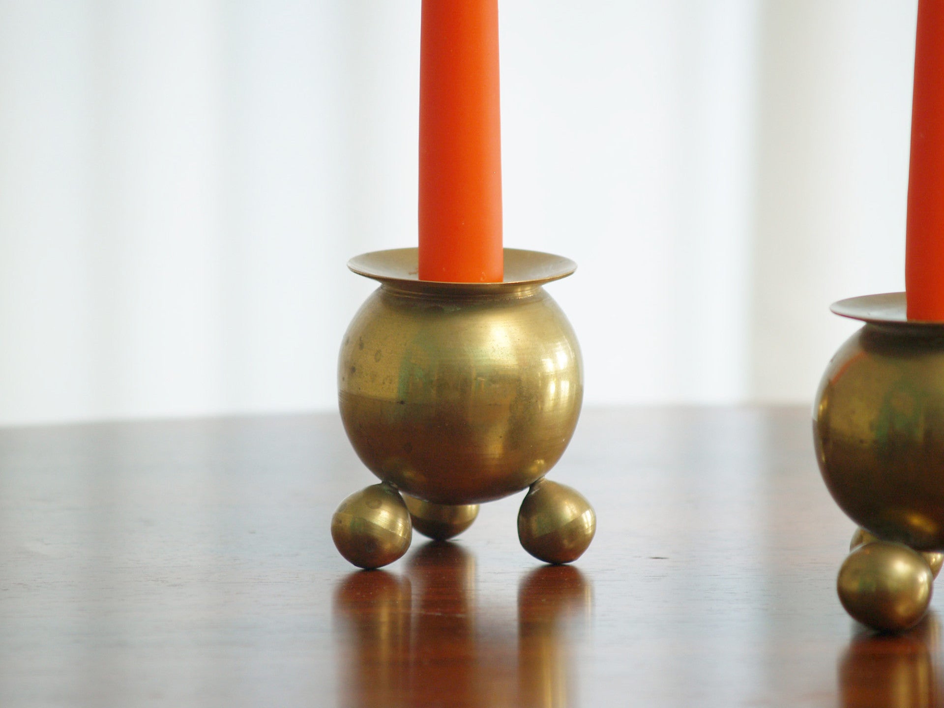Paire de bougeoirs par Gusum Bruk, Suède (vers 1900)..Pair of candle holders by Gusum Bruk, Sweden (circa 1900)