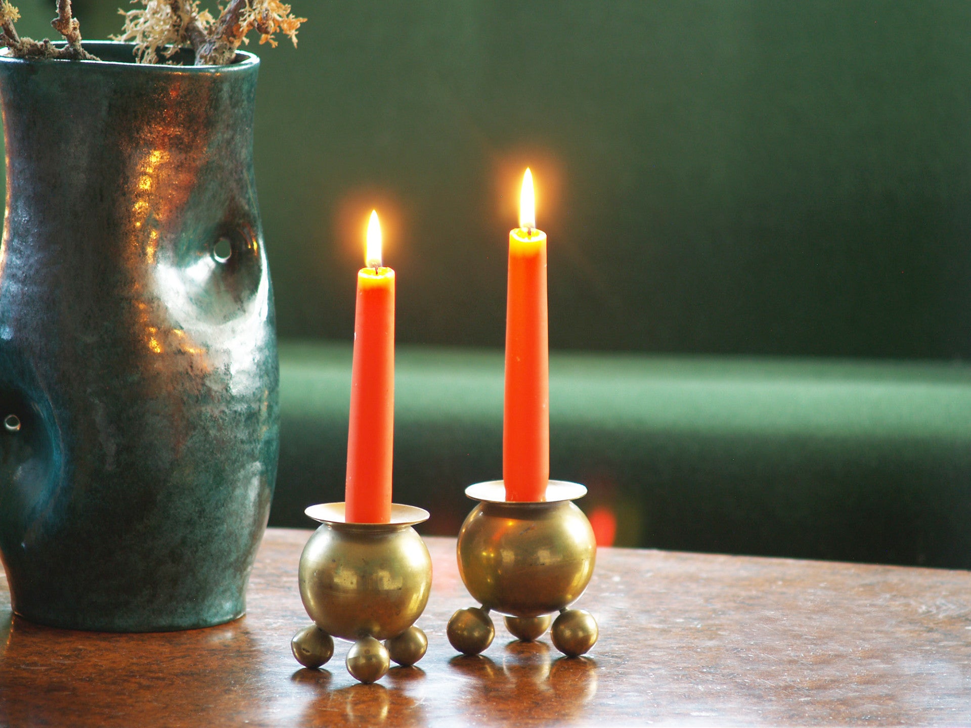 Paire de bougeoirs par Gusum Bruk, Suède (vers 1900)..Pair of candle holders by Gusum Bruk, Sweden (circa 1900)