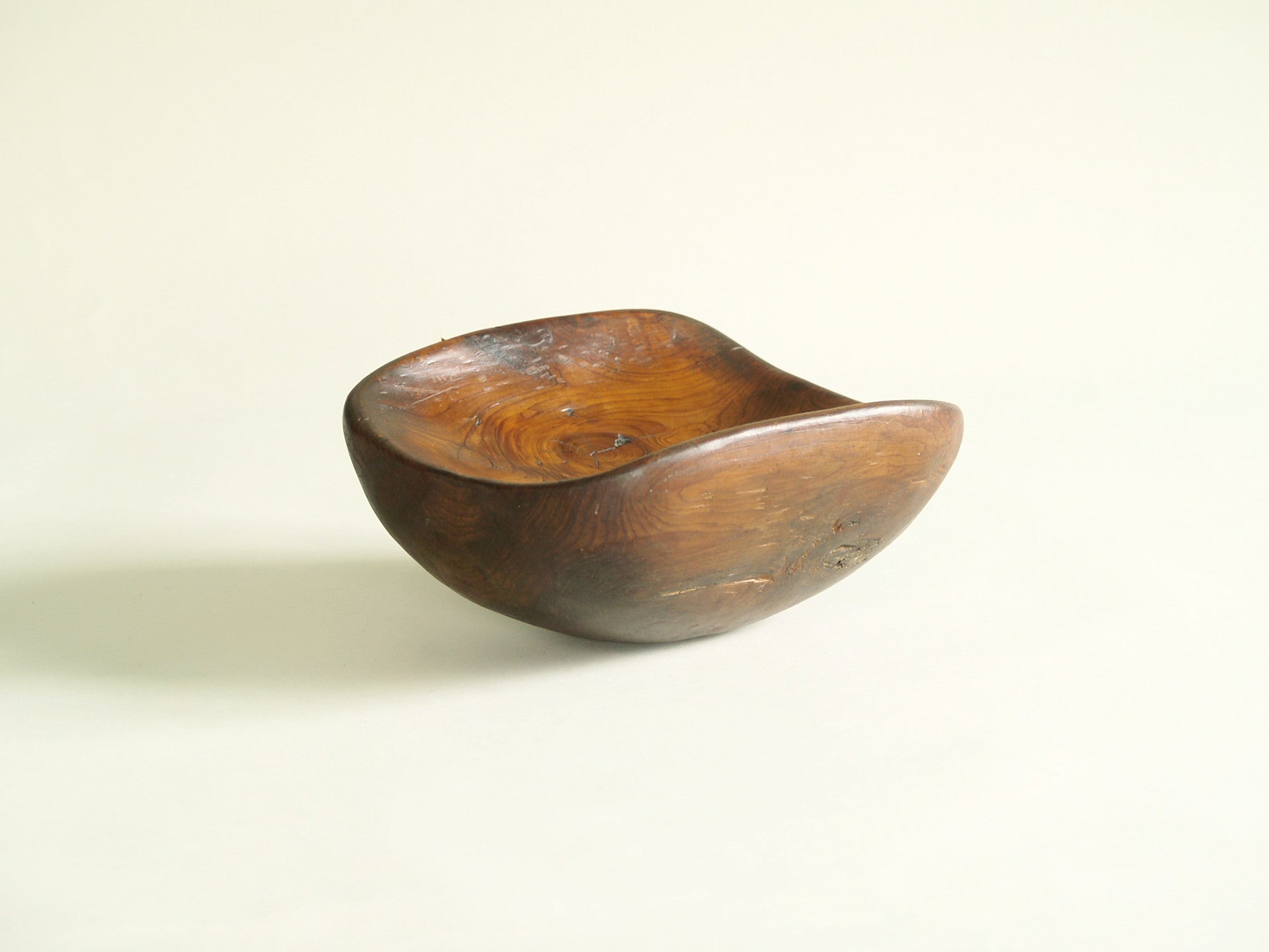 Coupe monoxyle culbuto en orme, France (vers 1950)..Large carved elm wood culbuto Bowl, France (circa 1950)