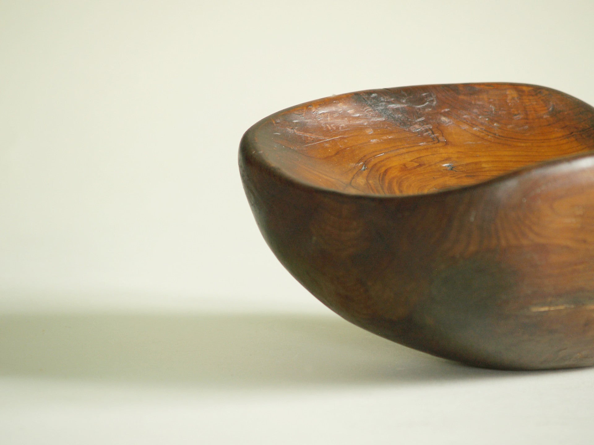 Coupe monoxyle culbuto en orme, France (vers 1950)..Large carved elm wood culbuto Bowl, France (circa 1950)